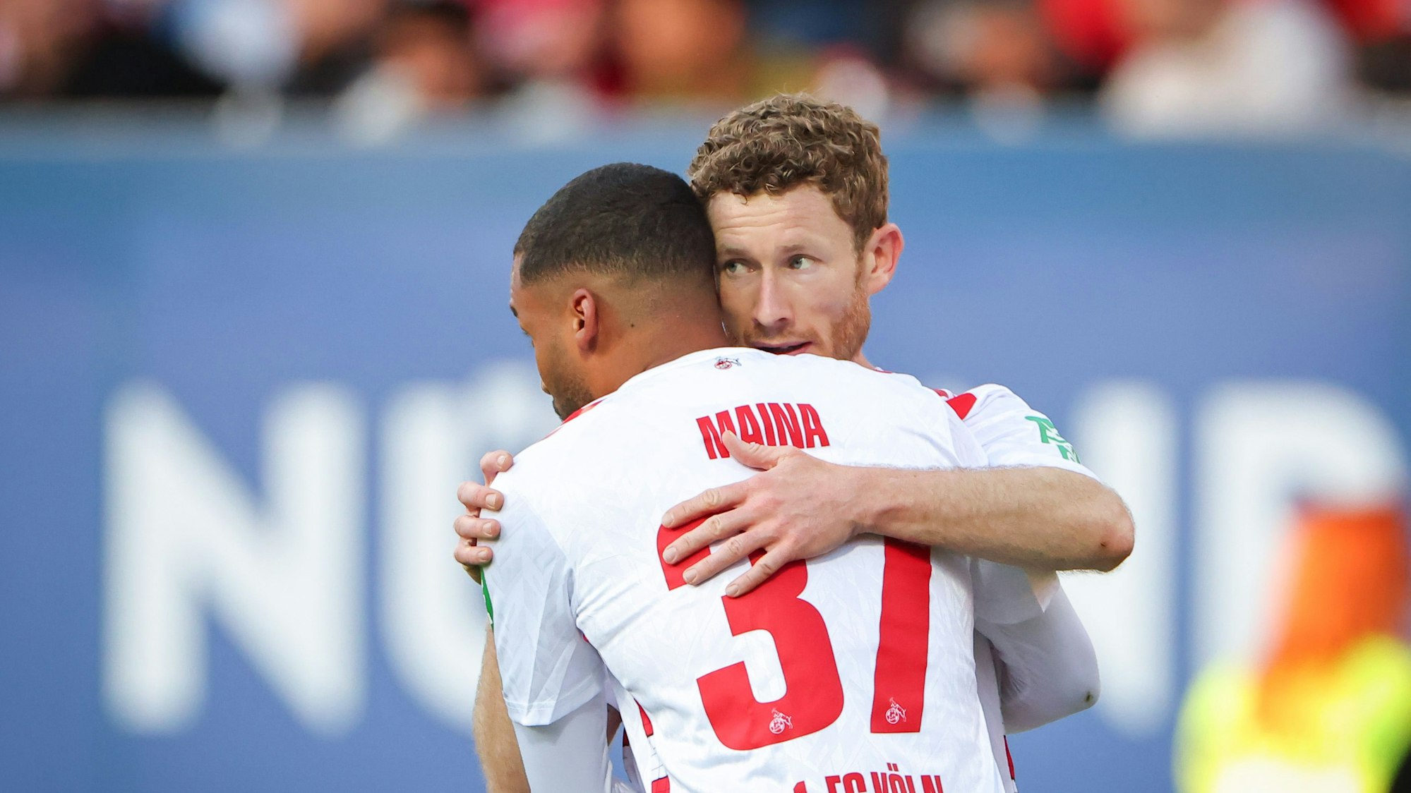 Der Kölner Florian Kainz (r) jubelt mit seinem Teamkollegen Linton Maina über seinen Treffer zum 1:1.