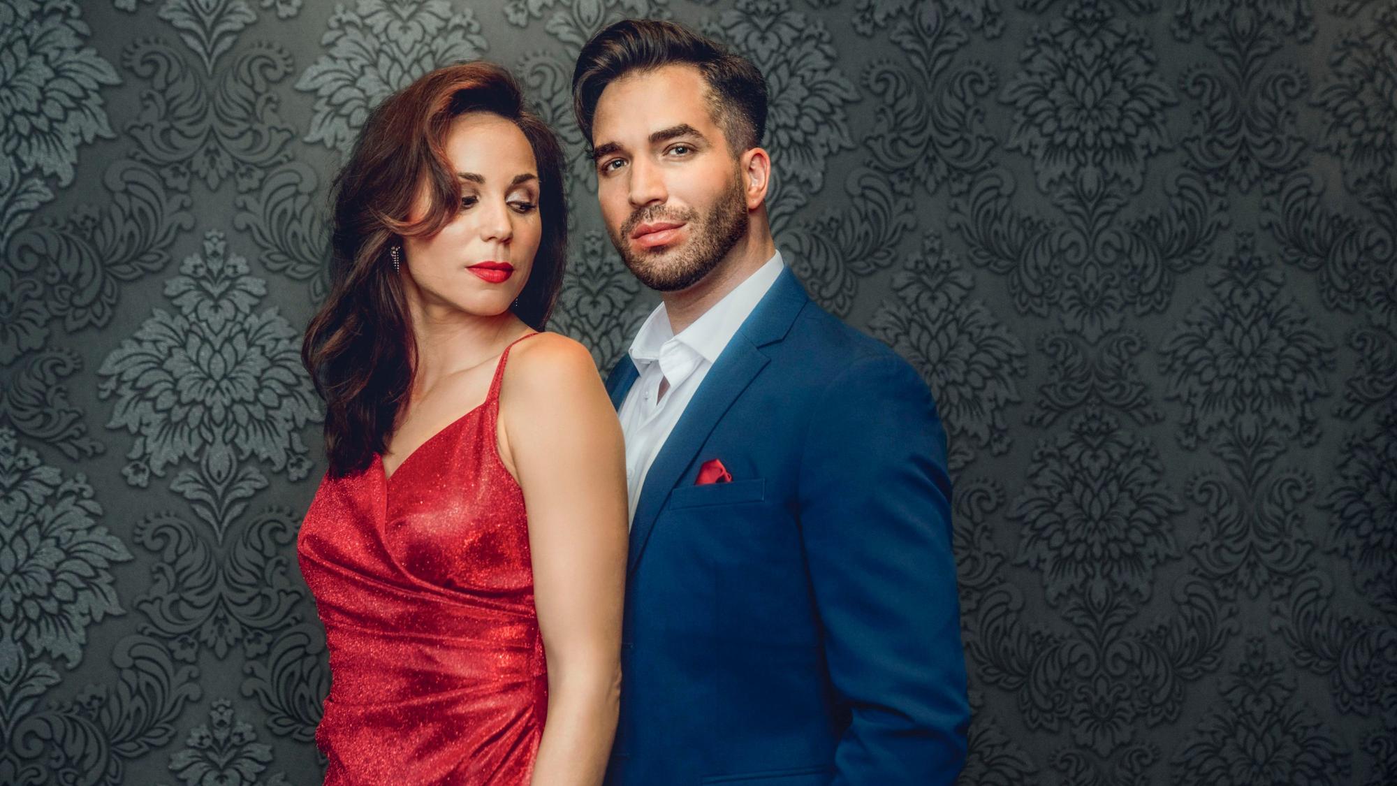 Das Bild zeigt die Darsteller Sophie Berner und Riccardo Greco.