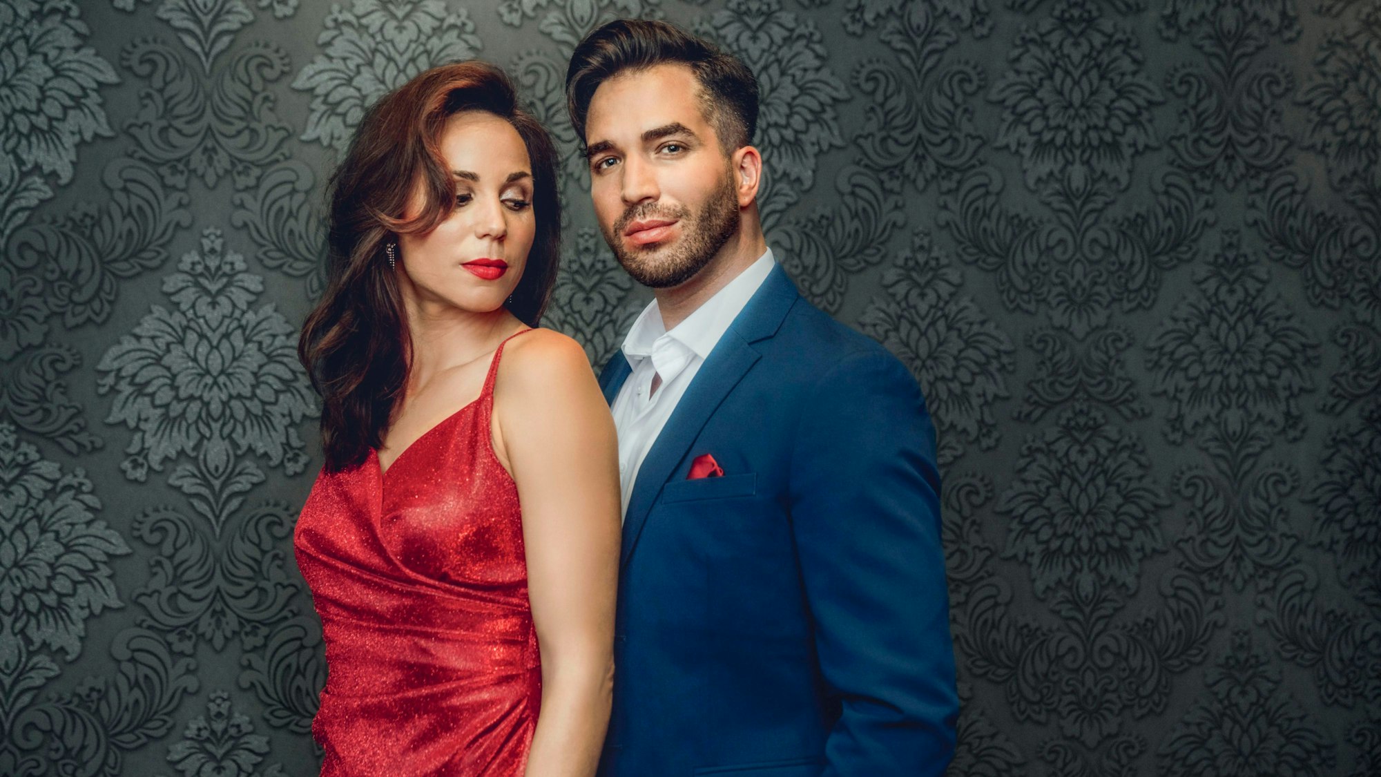 Das Bild zeigt die Darsteller Sophie Berner und Riccardo Greco.