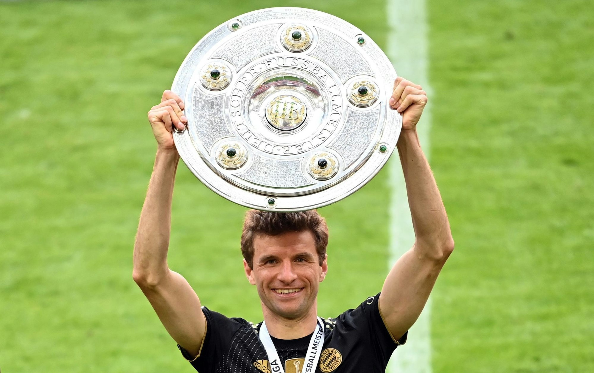 Thomas Müller darf nochmal mit der Meisterschale jubeln.