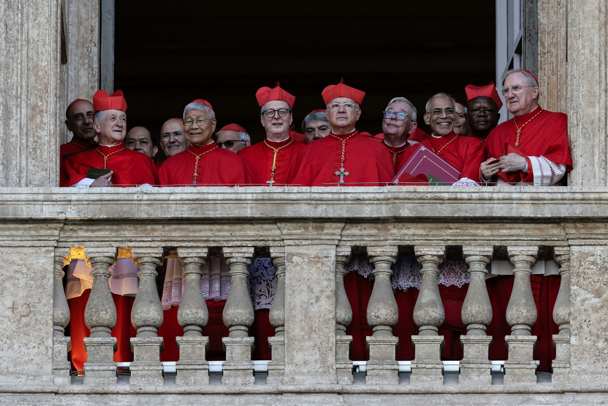 Kardinäle stehen auf einem Balkon des Petersdoms. Die Wahl des neuen Papstes hat nicht einmal 24 Stunden gedauert.