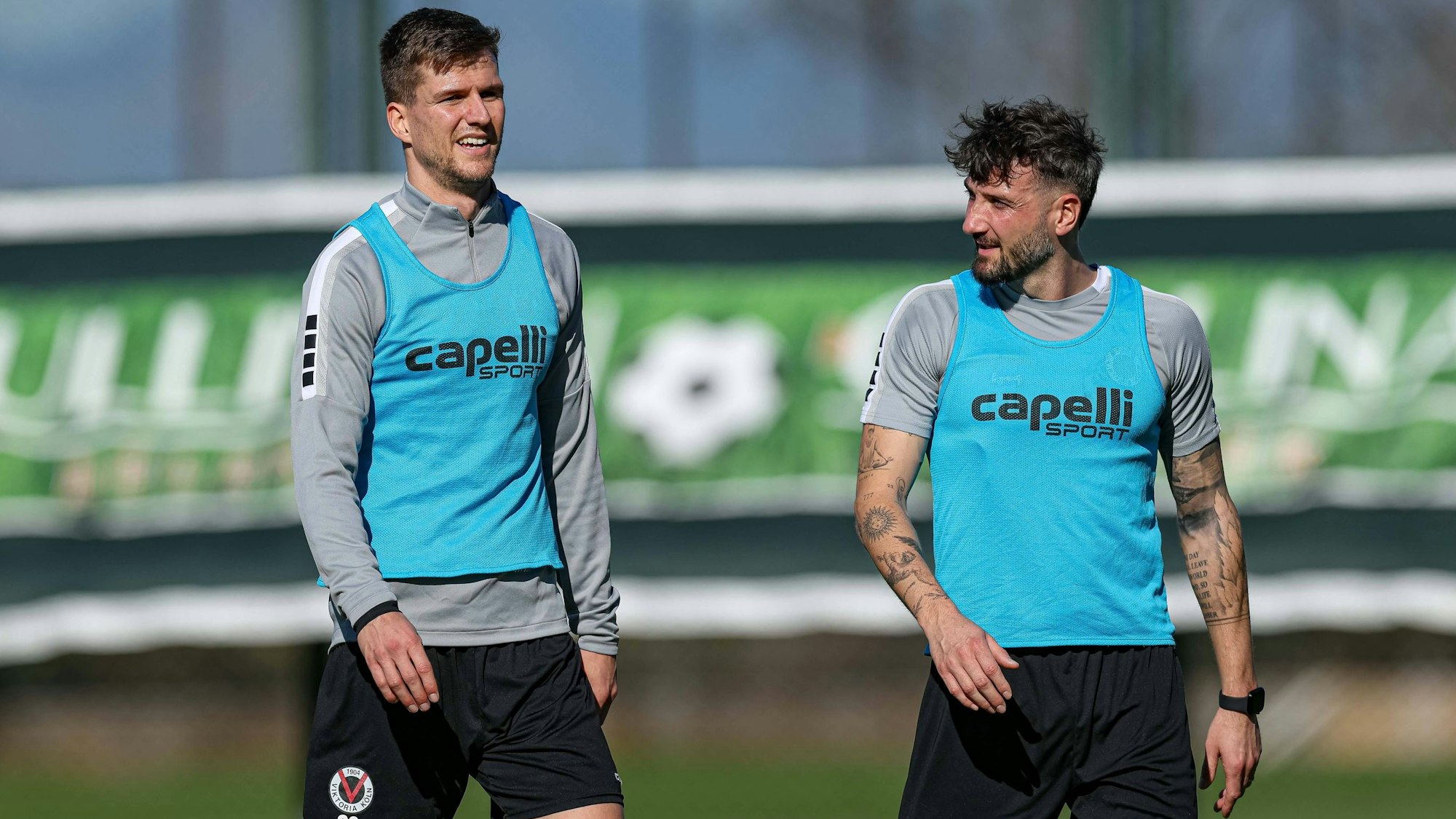 Lara, Türkei, 06.01.25: Moritz Fritz Viktoria Köln spricht mit Patrick Koronkiewicz Viktoria Köln waehrend des Trainings im Trainingslager von Viktoria Köln im Titanic Sports Complex am 06. January 2025 in Lara, Türkei. Lara Titanic Sports Complex Turkey *** Lara, Turkey, 06 01 25 Moritz Fritz Viktoria Köln talks to Patrick Koronkiewicz Viktoria Köln during training at the Viktoria Köln training camp at Titanic Sports Complex on 06 January 2025 in Lara, Turkey Lara Titanic Sports Complex Turkey Copyright: xStefanxBrauer/Brauer-Fotoagenturx