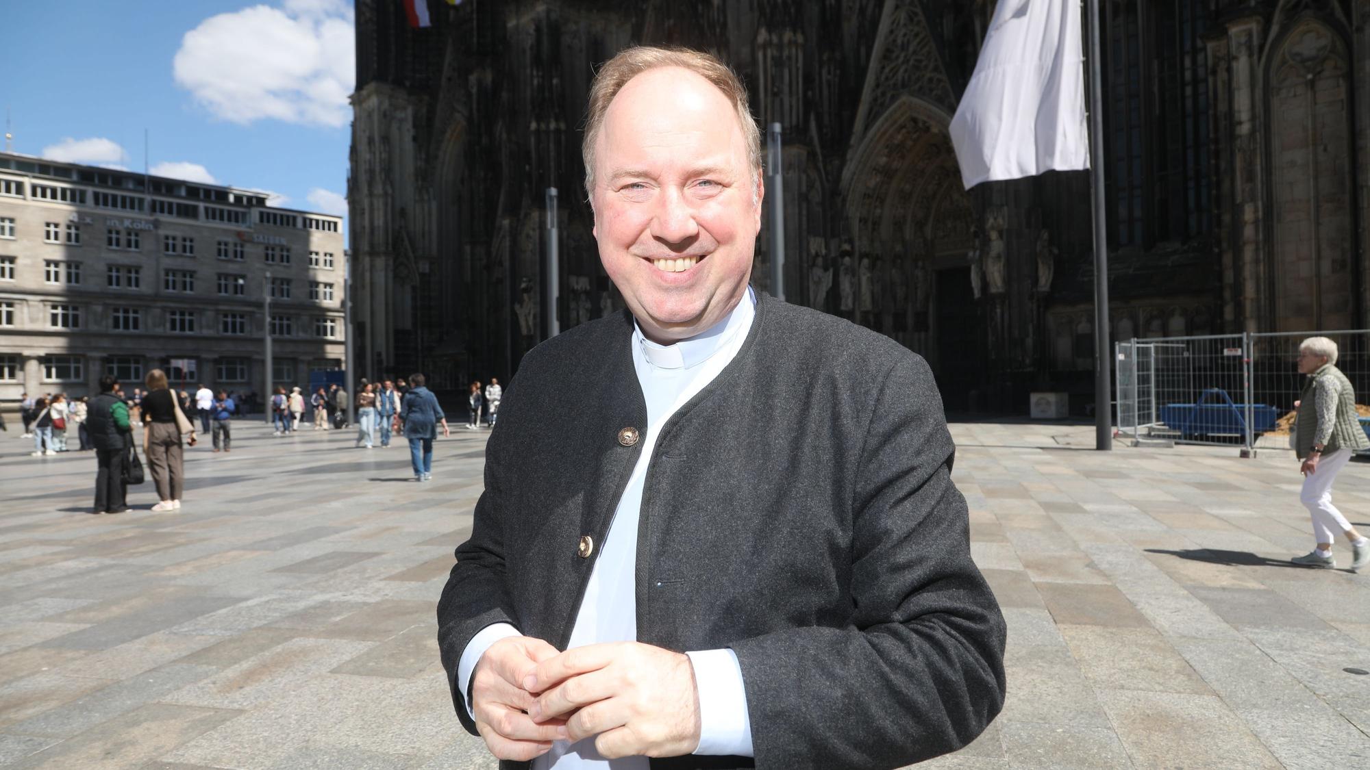 Das Bild zeigt Robert Kleine, Stadtdechant von Köln, auf der Domplatte. Foto: Arton Krasniqi