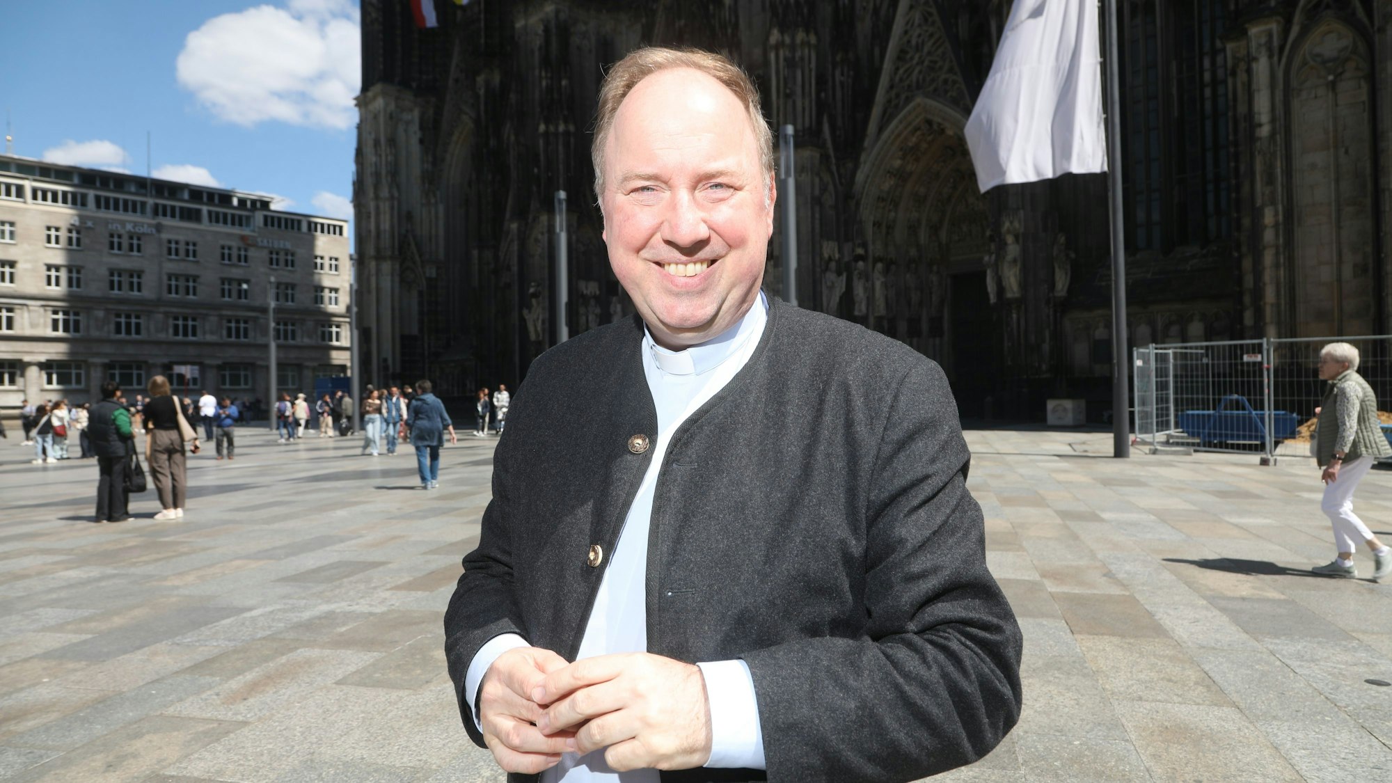 Das Bild zeigt Robert Kleine, Stadtdechant von Köln, auf der Domplatte. Foto: Arton Krasniqi