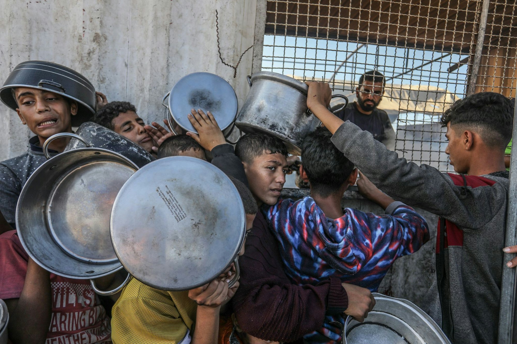 An vier Verteilzentren im Gazastreifen sollen die Hilfspakete ausgegeben werden. (Archivbild)