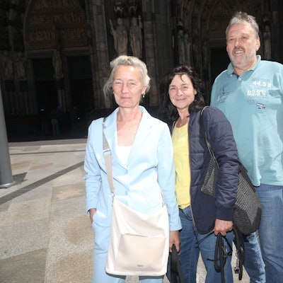 Zu sehen sind von links nach rechts Petra, Claudia, Klaus und Theo. Sie stehen auf der Domplatte vor dem Kölner Dom und schauen in die Kamera.