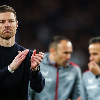ARCHIV - 22.05.2024, Irland, Dublin: Fußball: Europa League Finale Atalanta Bergamo - Bayer Leverkusen im Aviva Stadium. Leverkusens Trainer Xabi Alonso bedankt sich nach der Niederlage bei den Fans. (zu dpa: «Alonso verlässt Bayer Leverkusen») Foto: Jan Woitas/dpa +++ dpa-Bildfunk +++
