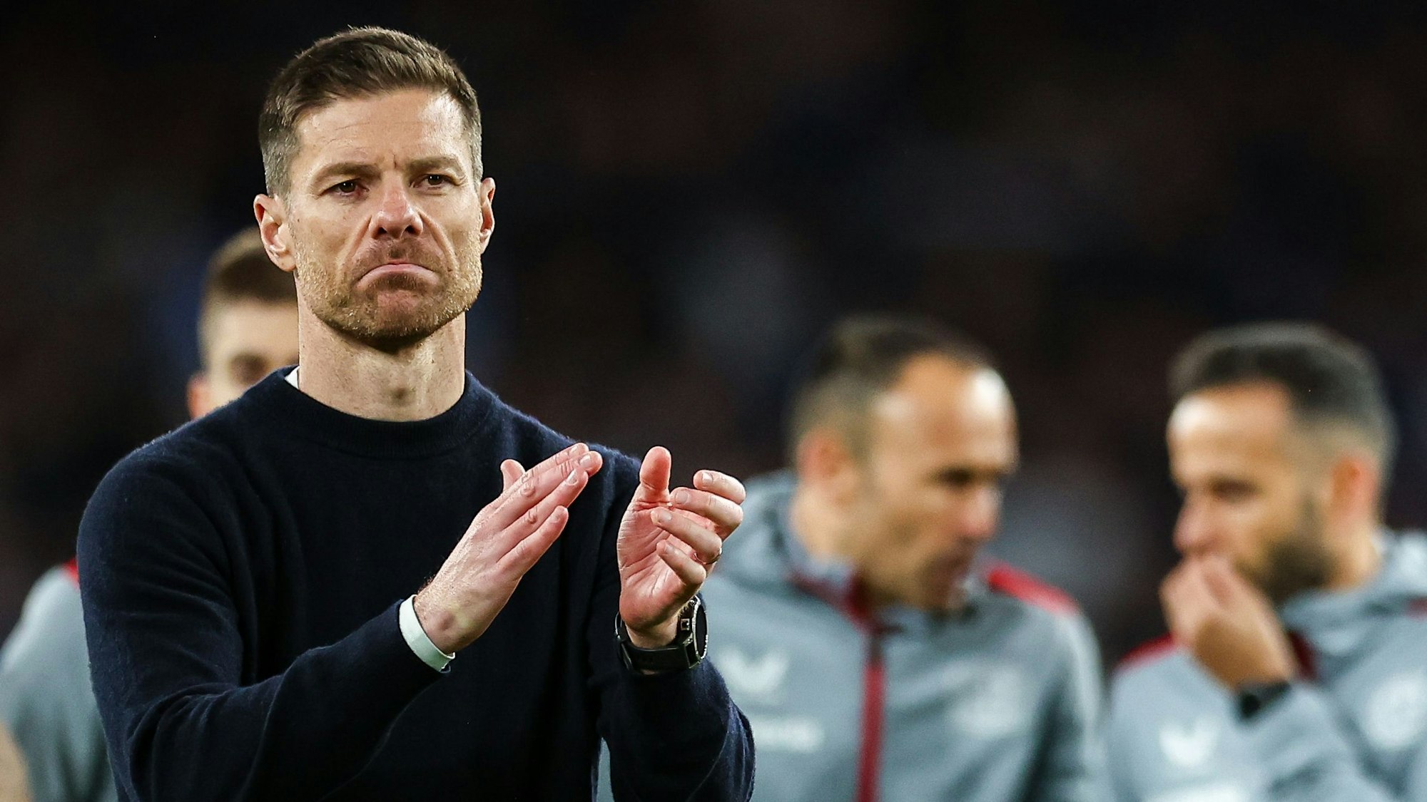 ARCHIV - 22.05.2024, Irland, Dublin: Fußball: Europa League Finale Atalanta Bergamo - Bayer Leverkusen im Aviva Stadium. Leverkusens Trainer Xabi Alonso bedankt sich nach der Niederlage bei den Fans. (zu dpa: «Alonso verlässt Bayer Leverkusen») Foto: Jan Woitas/dpa +++ dpa-Bildfunk +++