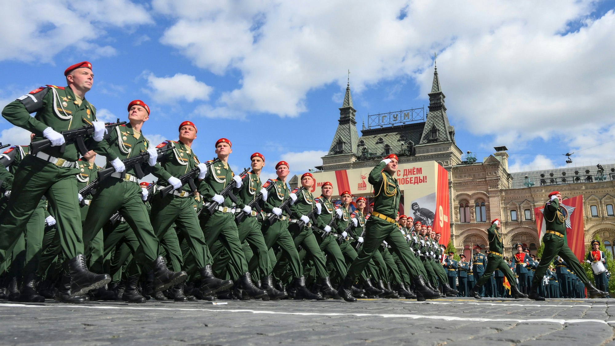 09.05.2025, Russland, Moskau: Russische Soldaten marschieren während der Militärparade zum Tag des Sieges anlässlich der Feierlichkeiten zum 80. Jahrestag des Sieges der Sowjetunion über Nazi-Deutschland im Zweiten Weltkrieg. Foto: Evgeny Biyatov/Photo host agency RIA Novosti/AP/dpa +++ dpa-Bildfunk +++