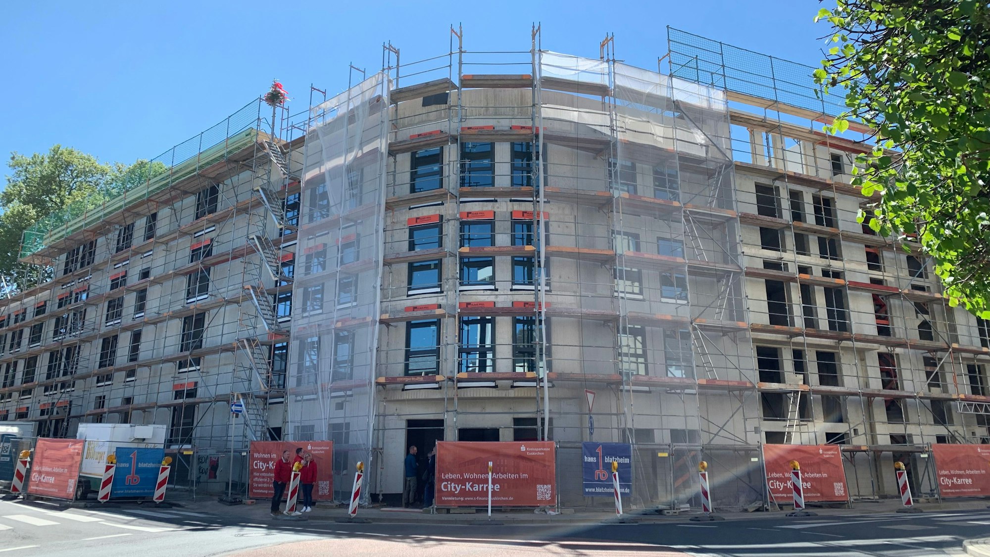 Das Bild zeigt ein eingerüstetes Gebäude in Euskirchen.