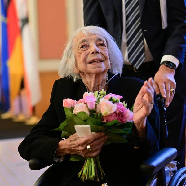 Margot Friedländer, Zeitzeugin, Holocaust-Überlebende und Ehrenbürgerin von Berlin, verlässt während einer Gedenkveranstaltung des Berliner Senats und Abgeordnetenhauses im Fest- und Wappensaal des Roten Rathauses nach einer Lesung aus ihrem Buch «Versuch, dein Leben zu machen» die Bühne.