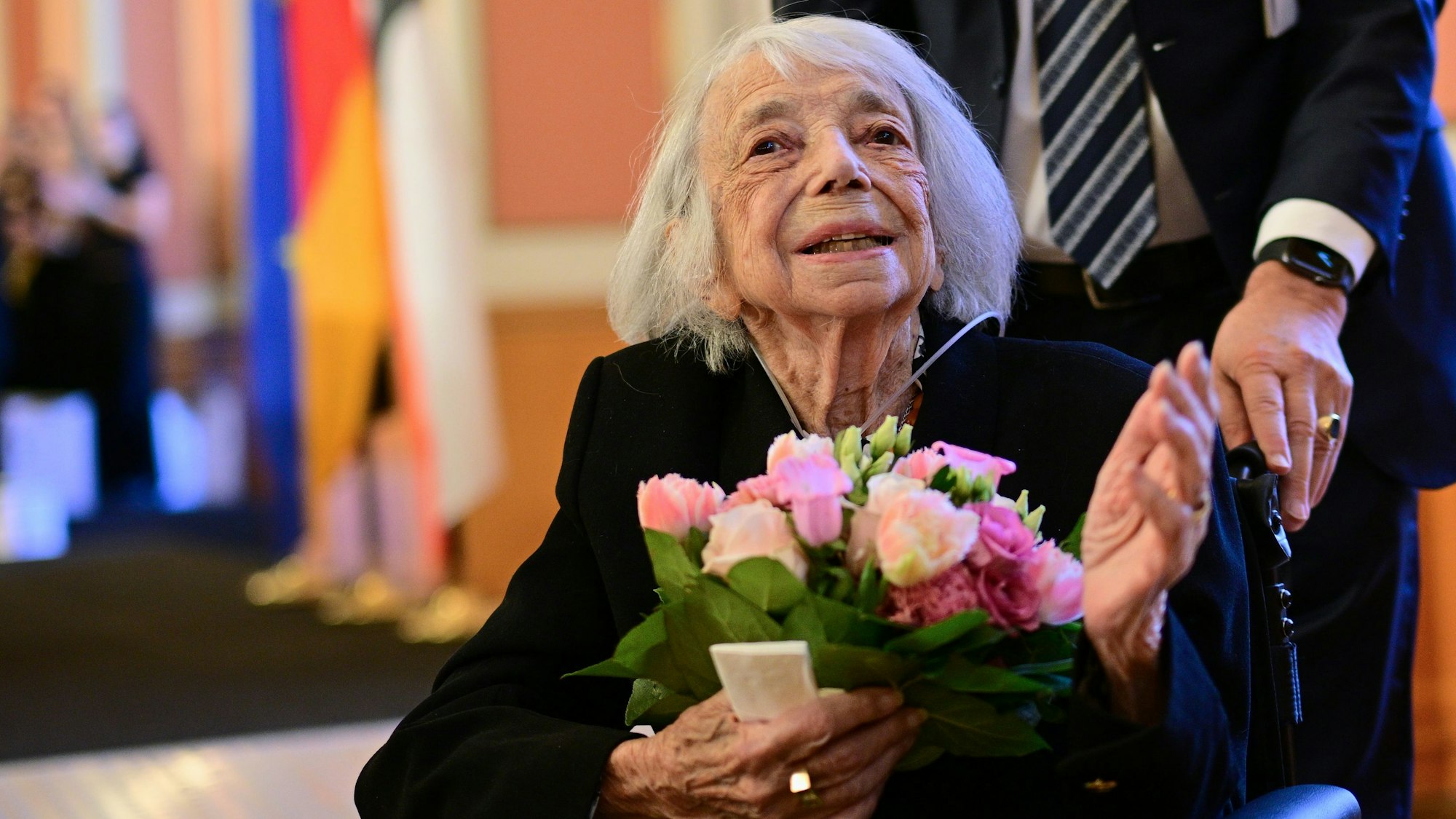 Margot Friedländer, Zeitzeugin, Holocaust-Überlebende und Ehrenbürgerin von Berlin, verlässt während einer Gedenkveranstaltung des Berliner Senats und Abgeordnetenhauses im Fest- und Wappensaal des Roten Rathauses nach einer Lesung aus ihrem Buch «Versuch, dein Leben zu machen» die Bühne.
