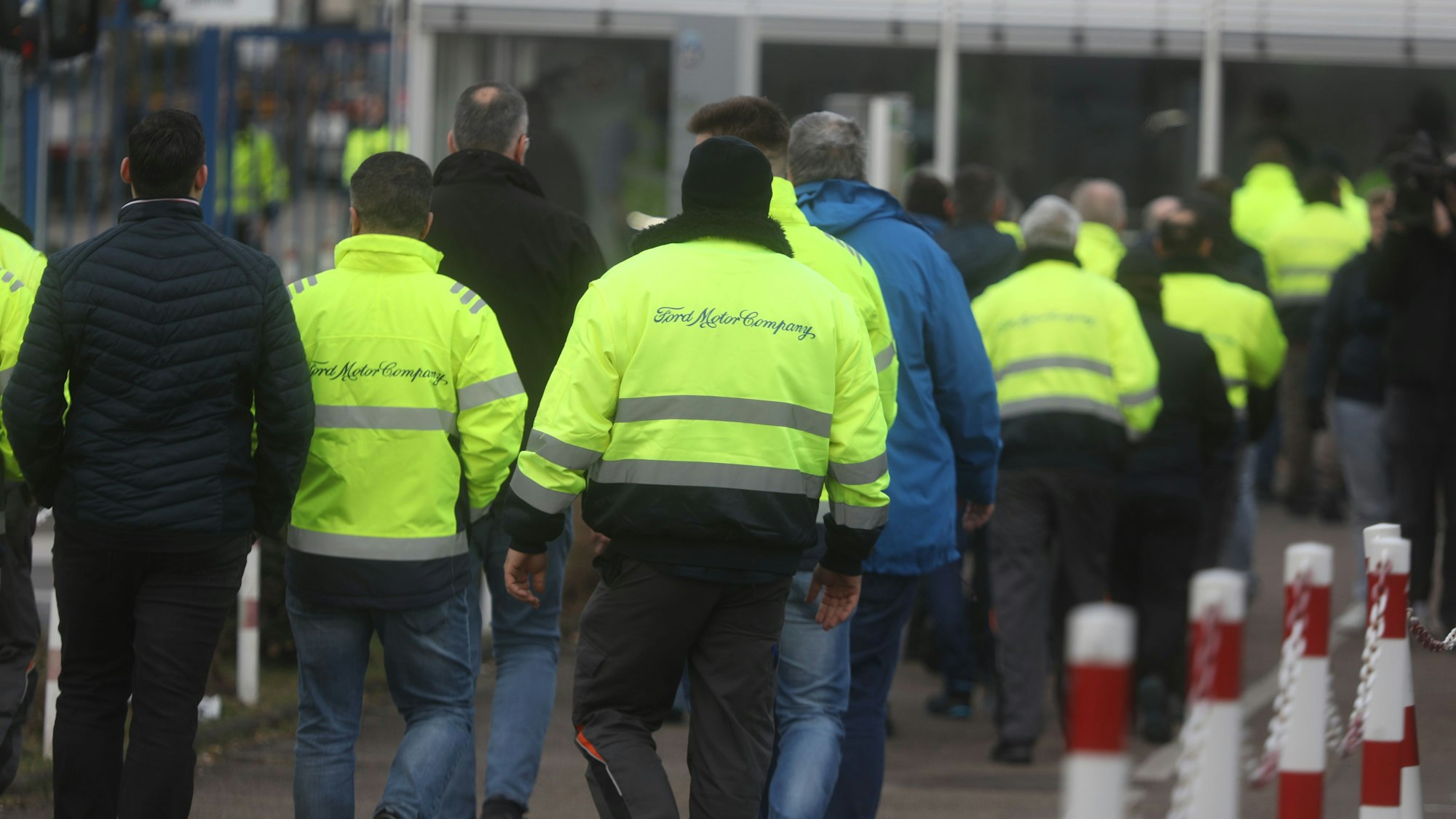 12.03.2025, Köln: Massive Unruhe in der Belegschaft - nach der Aufkündigung der Bürgschaft durch die Konzernmutter treffen sich die Mitarbeiter zur Betriebsversammlung. Foto: Arton Krasniqi