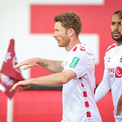 Der Kölner Florian Kainz (l) jubelt mit seinen Teamkollegen über seinen Treffer zum 1:1.