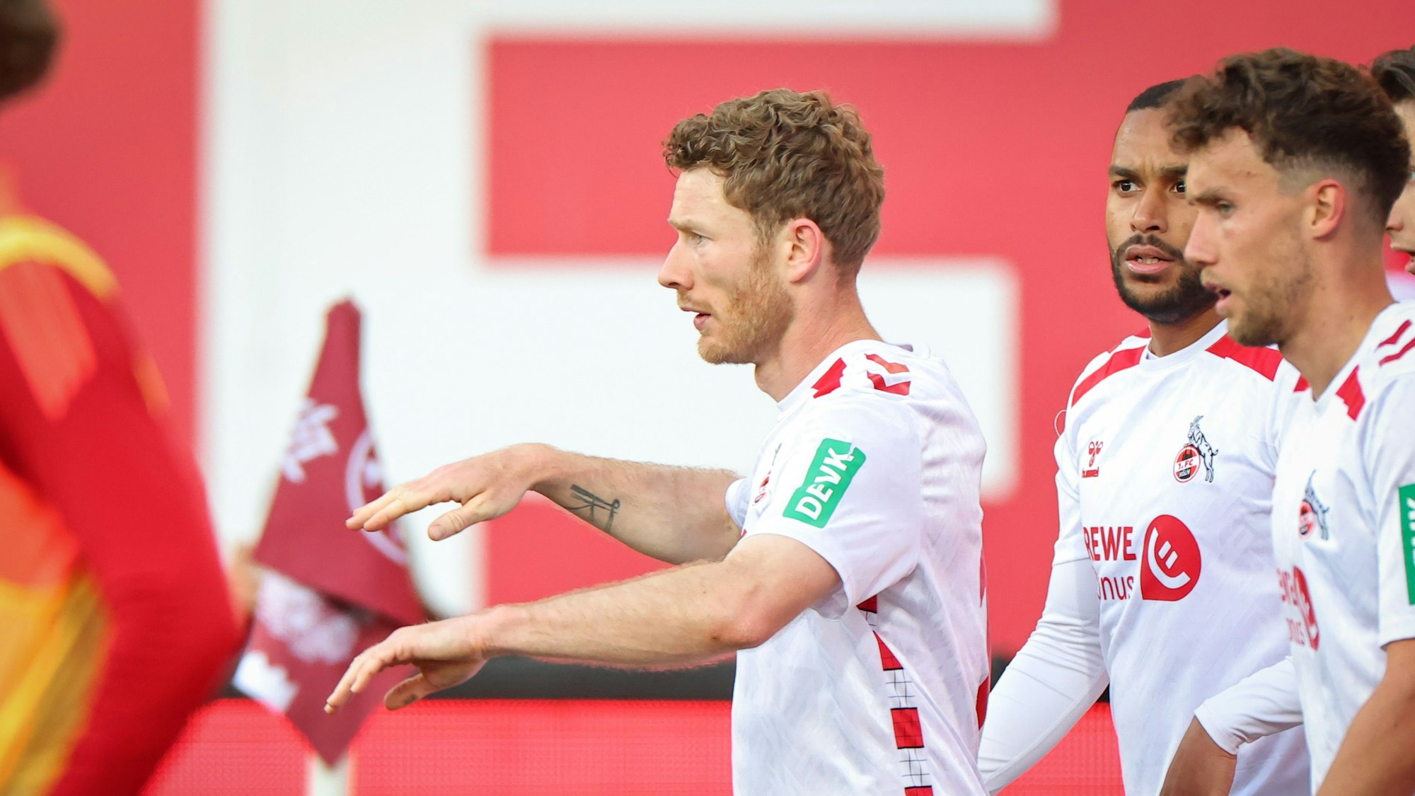 Der Kölner Florian Kainz (l) jubelt mit seinen Teamkollegen über seinen Treffer zum 1:1.