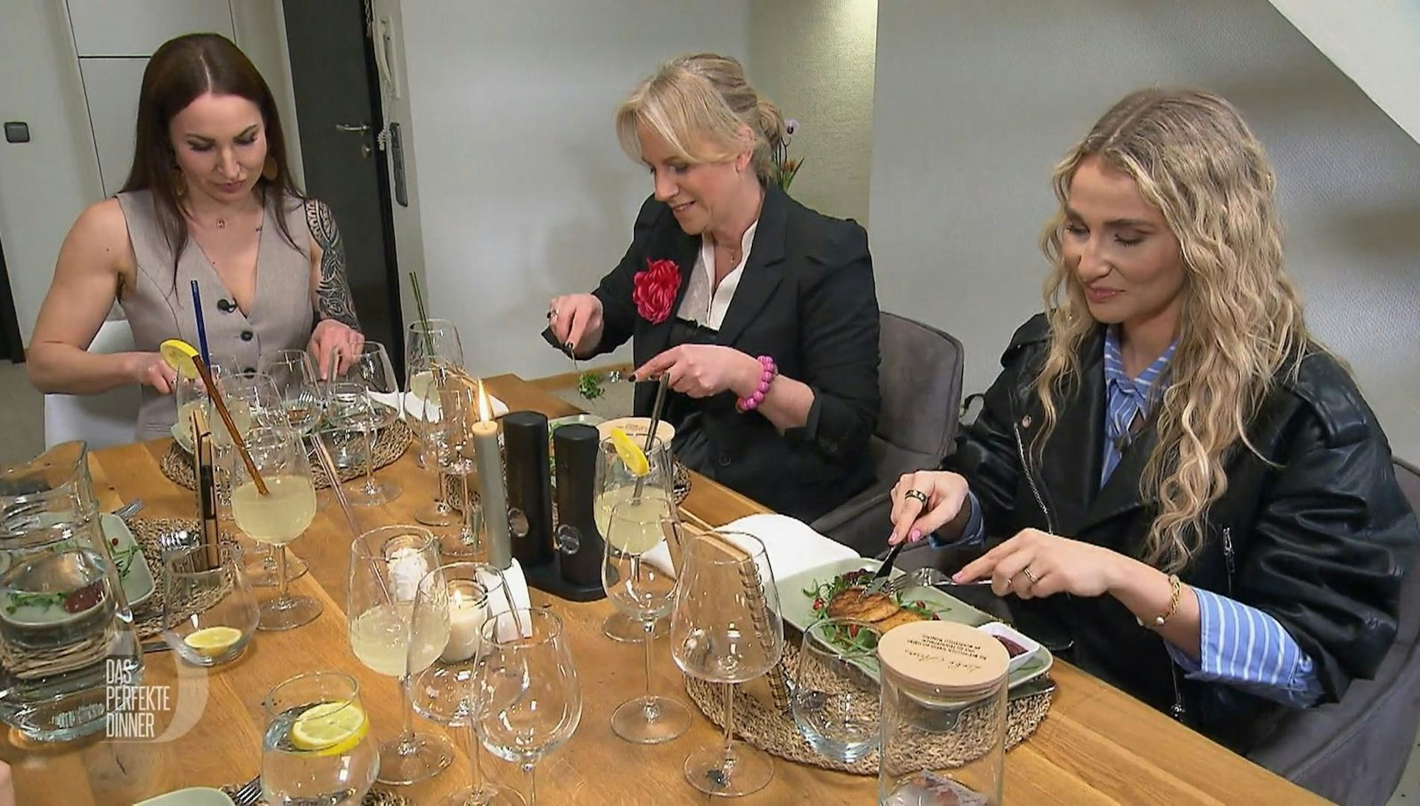 Tina (Mitte) und Ana (rechts) genießen zur Vorspeise Katharinas veganen Mozzarella. (Bild: RTL)