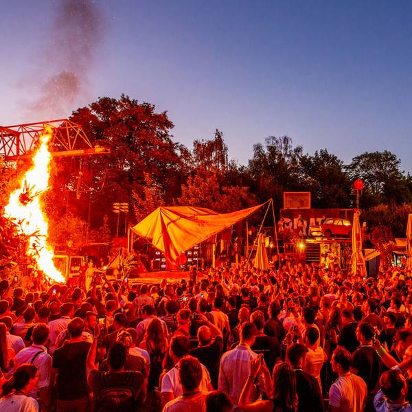 Das Foto zeigt die Burning Man Zeremonie auf der Startup Konferenz Pirate Summit im Odonien Köln. Foto: Thilo Schmülgen