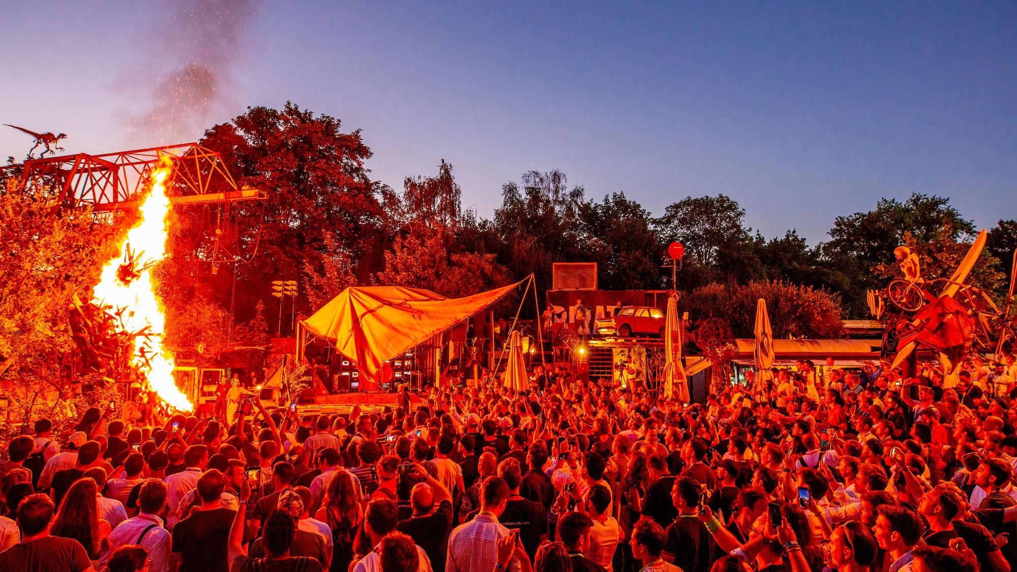 Das Foto zeigt die Burning Man Zeremonie auf der Startup Konferenz Pirate Summit im Odonien Köln. Foto: Thilo Schmülgen
