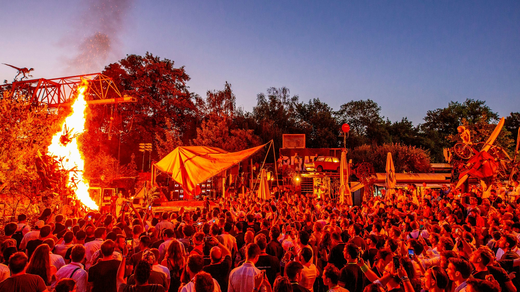 Das Foto zeigt die Burning Man Zeremonie auf der Startup Konferenz Pirate Summit im Odonien Köln. Foto: Thilo Schmülgen