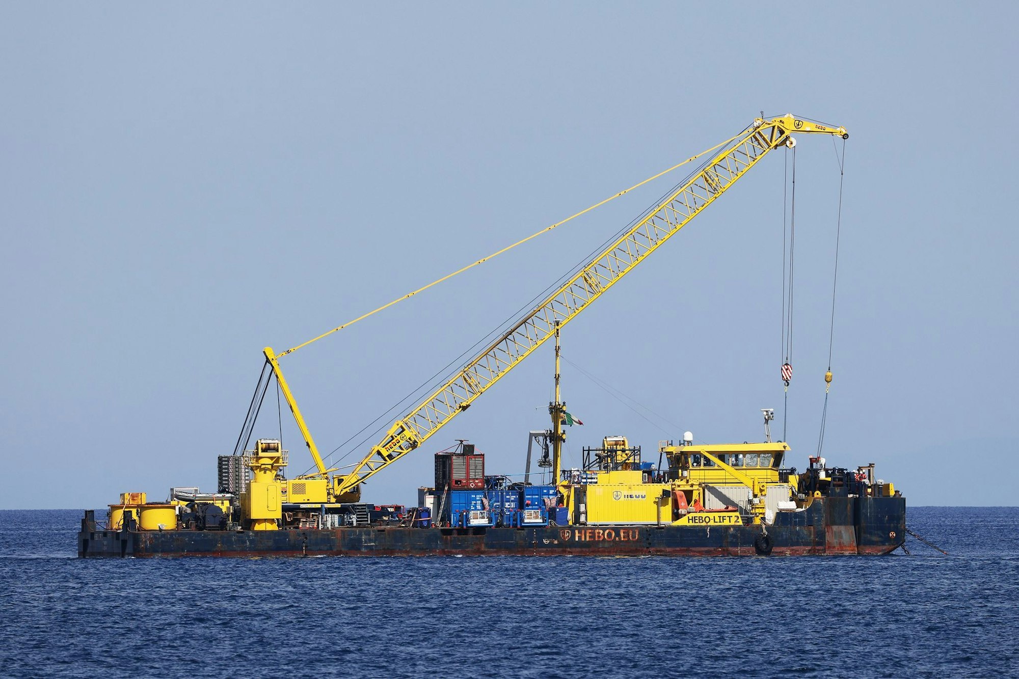 Das riesige Schiff, das vor der italienischen Mittelmeerinsel in etwa 50 Metern Tiefe liegt, soll bis Mitte Juni nach oben gebracht werden.