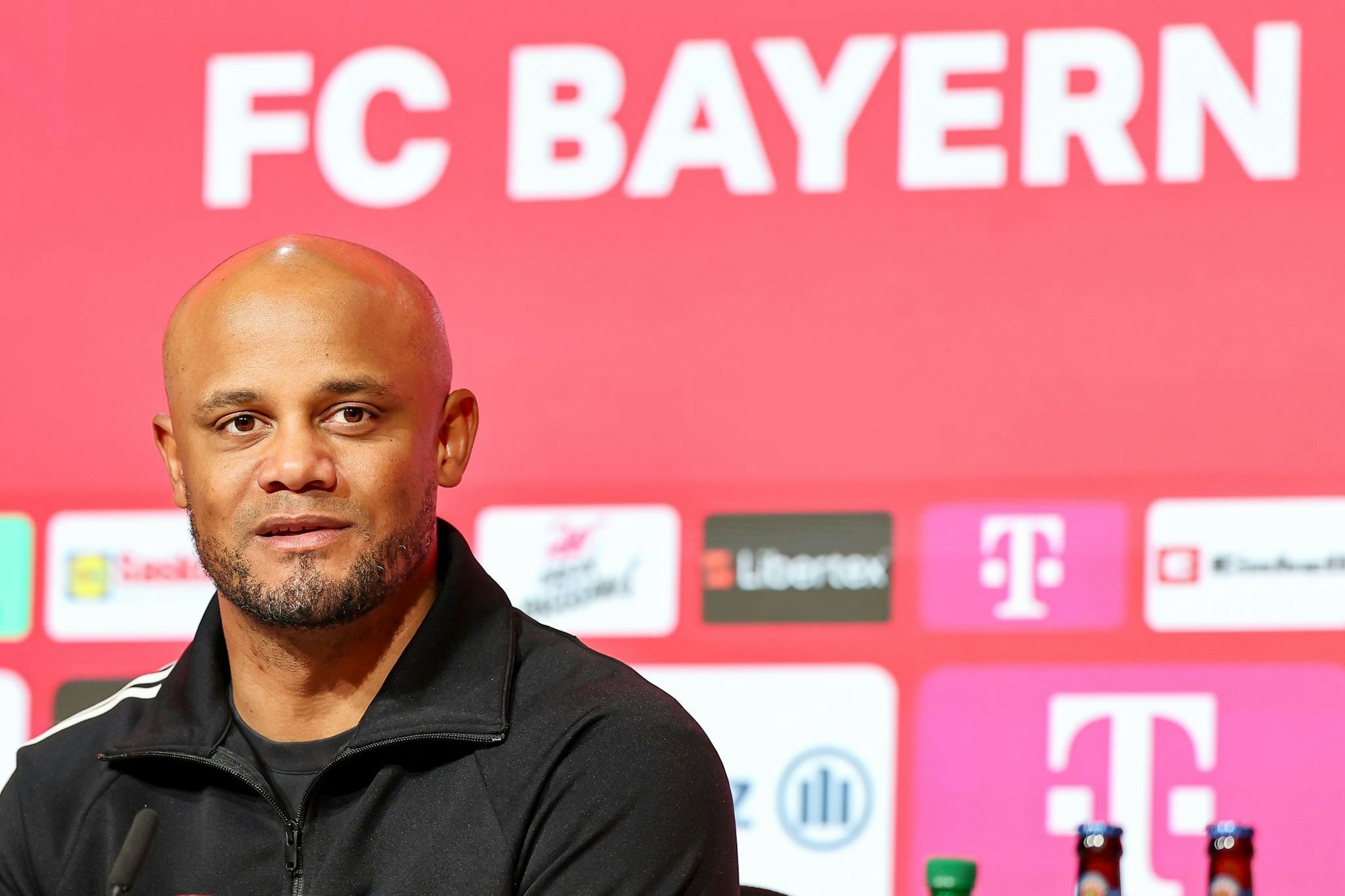 Trainer Vincent Kompany freut sich auf die Meisterschale.