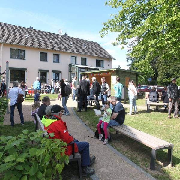 In Seelscheid ist der vor der Bücherei neu gestaltete Platz offiziell eingeweiht worden. Zahlreiche Bürger und die vielen Förderer und Sponsoren freuten sich gemeinsam mit dem Lesegarten.