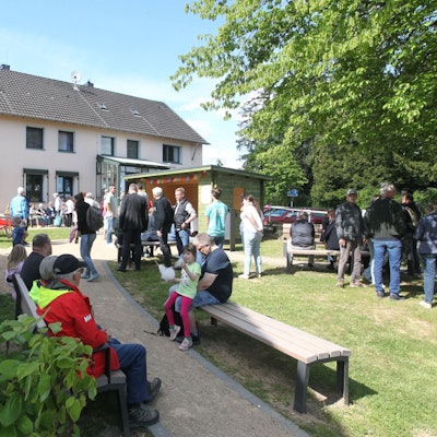 In Seelscheid ist der vor der Bücherei neu gestaltete Platz offiziell eingeweiht worden. Zahlreiche Bürger und die vielen Förderer und Sponsoren freuten sich gemeinsam mit dem Lesegarten.