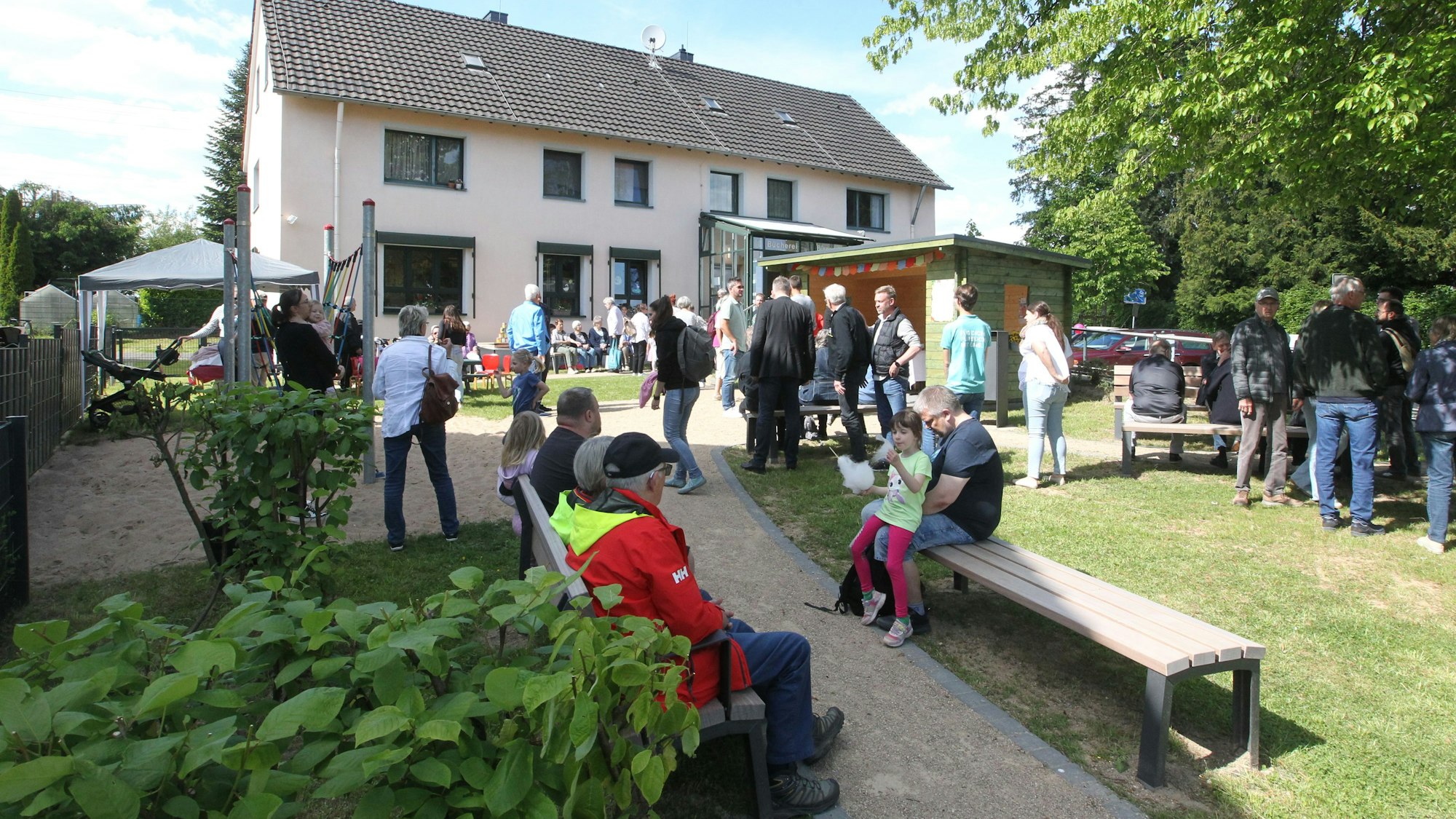 In Seelscheid ist der vor der Bücherei neu gestaltete Platz offiziell eingeweiht worden. Zahlreiche Bürger und die vielen Förderer und Sponsoren freuten sich gemeinsam mit dem Lesegarten.