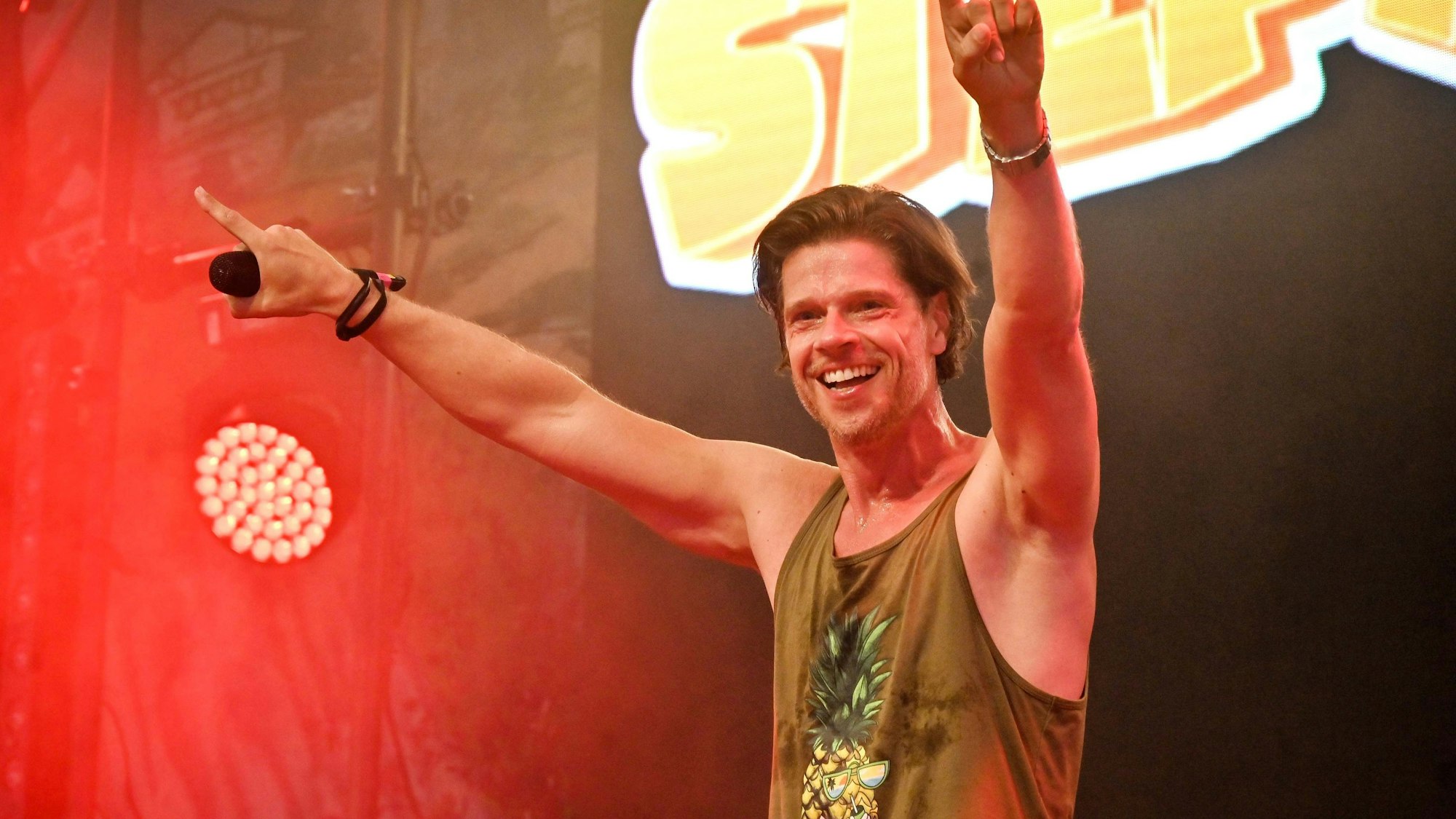 „Unter uns“-Star Stephen Dürr bei einer Mallorca-Party in Herne.