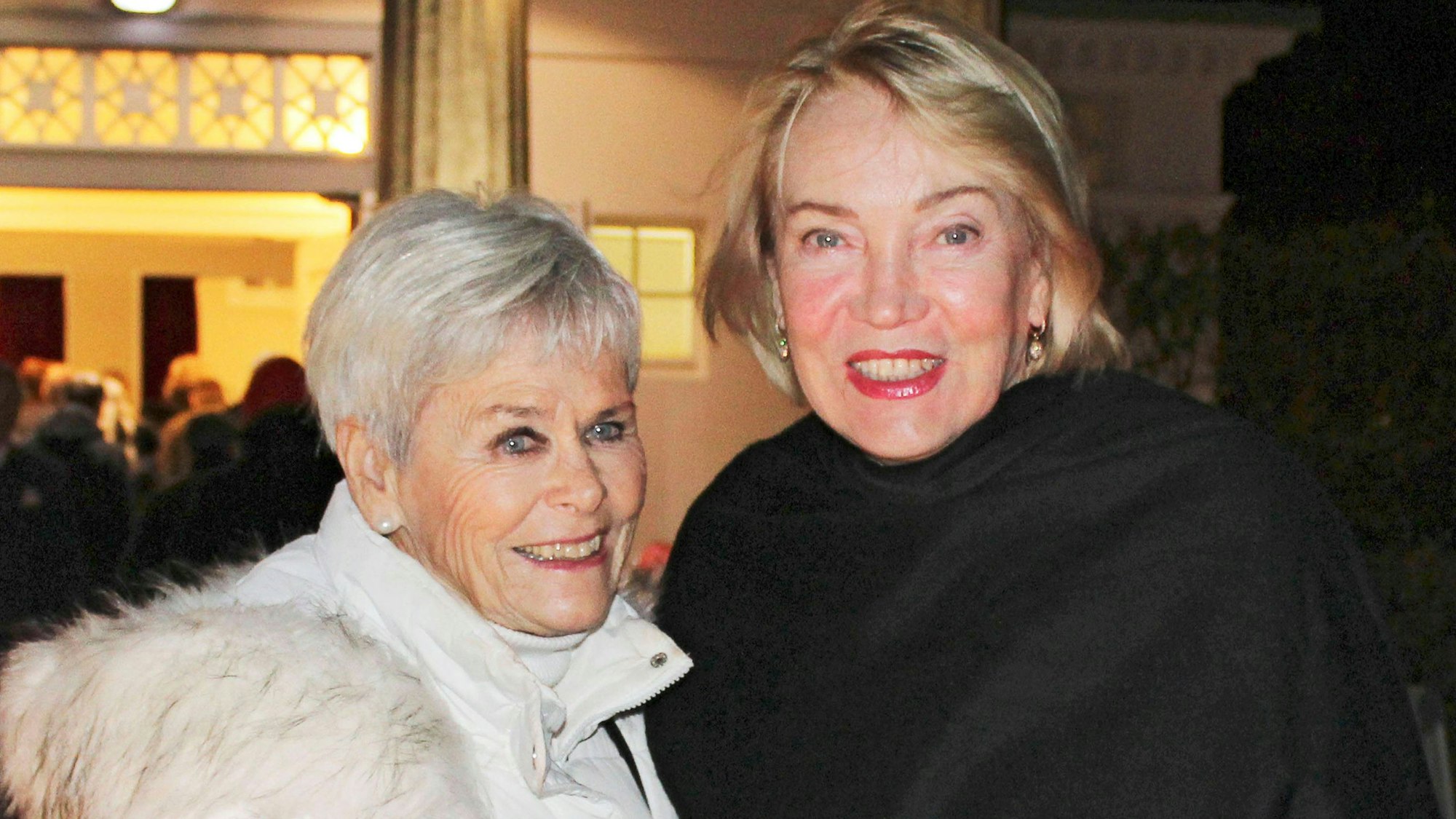 Lisa Riecken mit Schwester Connie bei der Premiere des Theaterstücks „Eines langen Tages Reise in die Nacht“ im Berliner Schlosspark Theater.