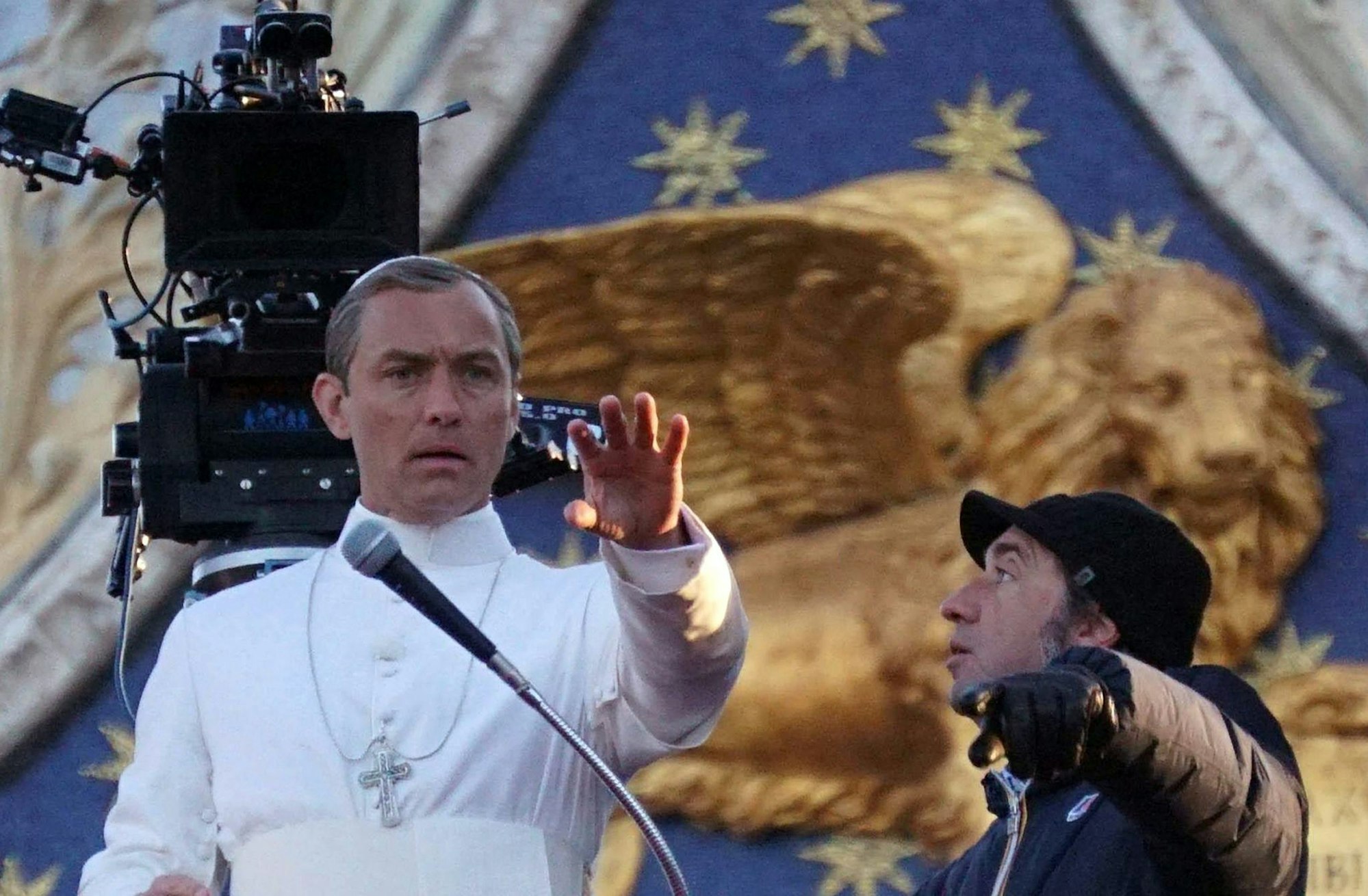 Der Italiener Paolo Sorrentino mit dem Briten Jude Law bei den Dreharbeiten zu «The Young Pope» Anfang 2016 in Venedig.
