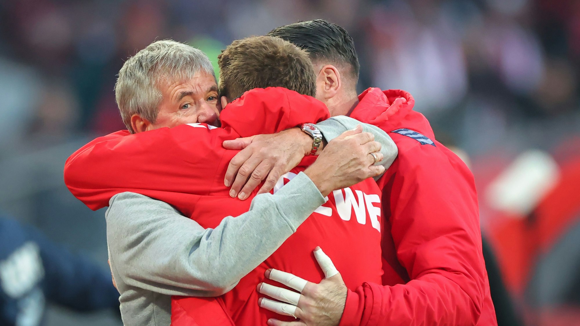 09.05.2025, Bayern, Nürnberg: Fußball: 2. Bundesliga, 1. FC Nürnberg - 1. FC Köln, 33. Spieltag im Max-Morlock-Stadion. Der Kölner Trainer Friedhelm Funkel (l) jubelt über den Sieg seiner Mannschaft. Foto: Daniel Karmann/dpa - WICHTIGER HINWEIS: Gemäß den Vorgaben der DFL Deutsche Fußball Liga bzw. des DFB Deutscher Fußball-Bund ist es untersagt, in dem Stadion und/oder vom Spiel angefertigte Fotoaufnahmen in Form von Sequenzbildern und/oder videoähnlichen Fotostrecken zu verwerten bzw. verwerten zu lassen. +++ dpa-Bildfunk +++