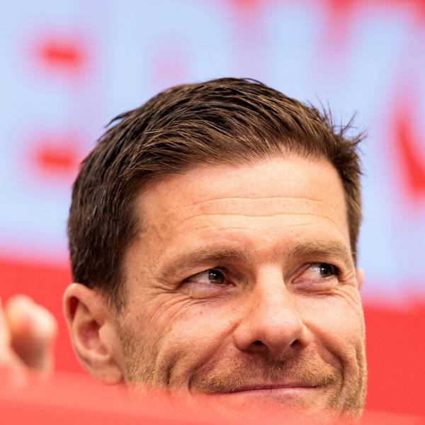 Xabi Alonso auf einer Bayer-PK.