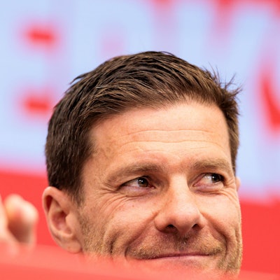 Xabi Alonso auf einer Bayer-PK.