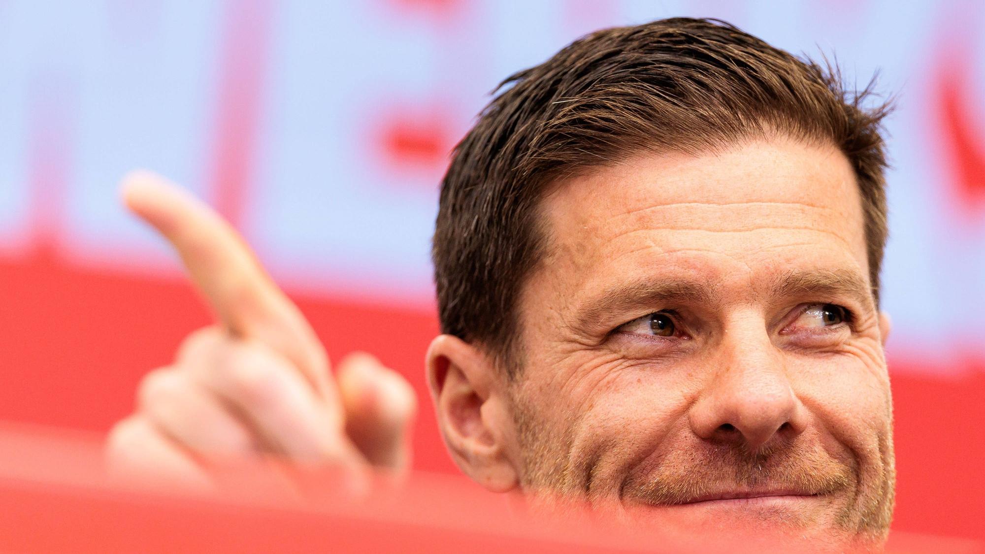 Xabi Alonso auf einer Bayer-PK.