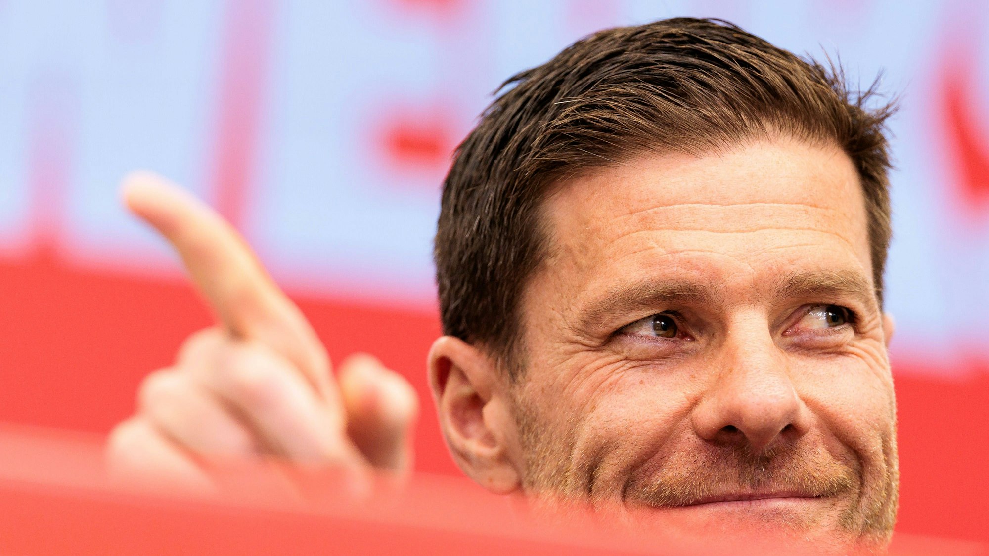 Xabi Alonso auf einer Bayer-PK.