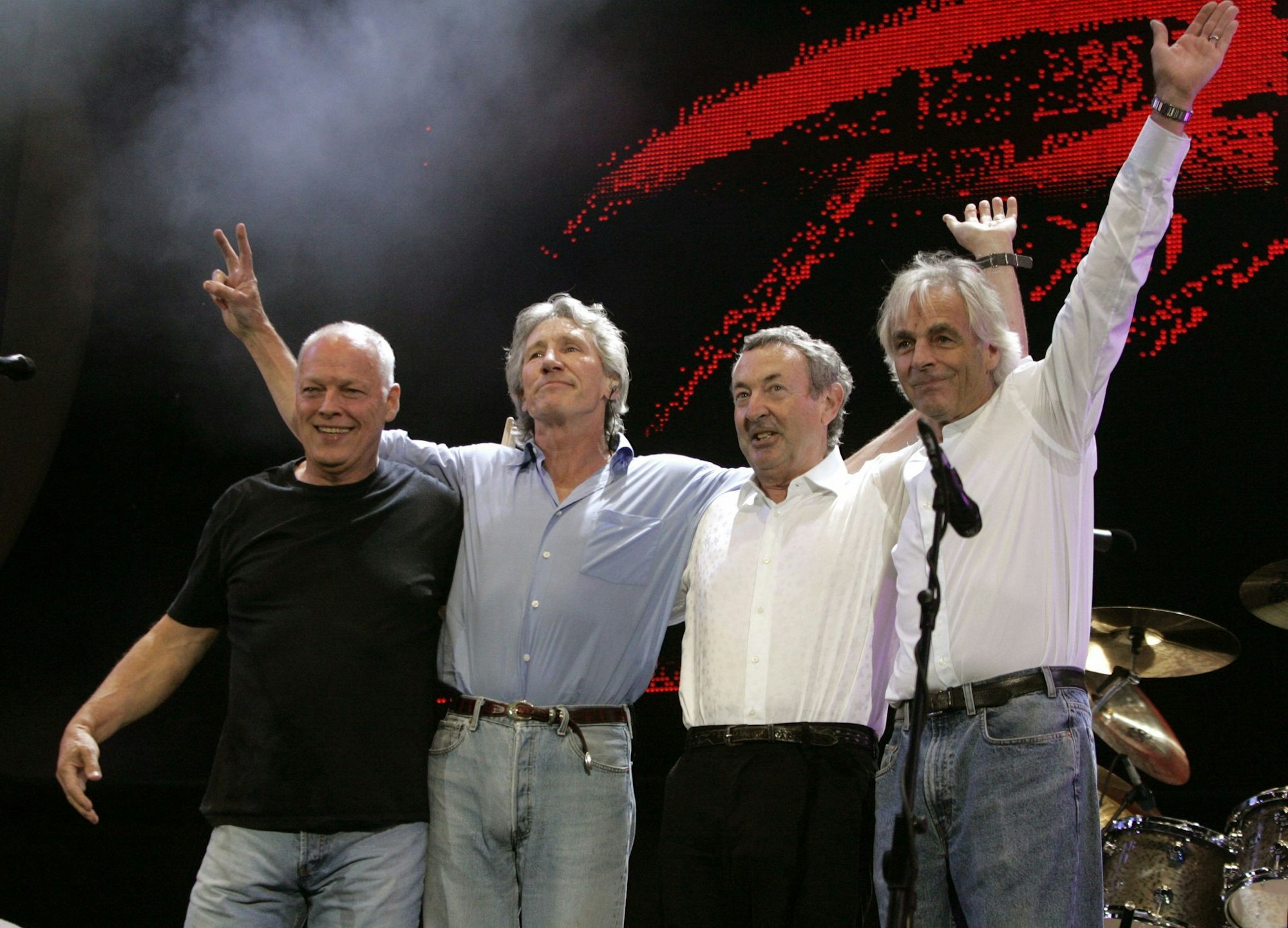 Die Bandmitglieder bei einer historischen Wiedervereinigung im Jahr 2005. Mit einer neu aufgelegten Version ihres legendären Musikfilms landet die Band ihr mittlerweile achtes Nummer-eins-Album.