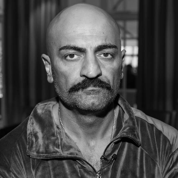 01.10.2022, Hamburg: Giwar Hajabi alias Xatar steht im Foyer eines Hotels. Hajabis Film «Rheingold» wurde im Rahmen des 30. Filmfests Hamburg im Cinemaxx vorgeführt.
