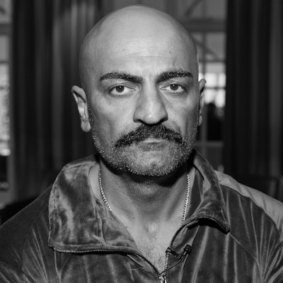 01.10.2022, Hamburg: Giwar Hajabi alias Xatar steht im Foyer eines Hotels. Hajabis Film «Rheingold» wurde im Rahmen des 30. Filmfests Hamburg im Cinemaxx vorgeführt.