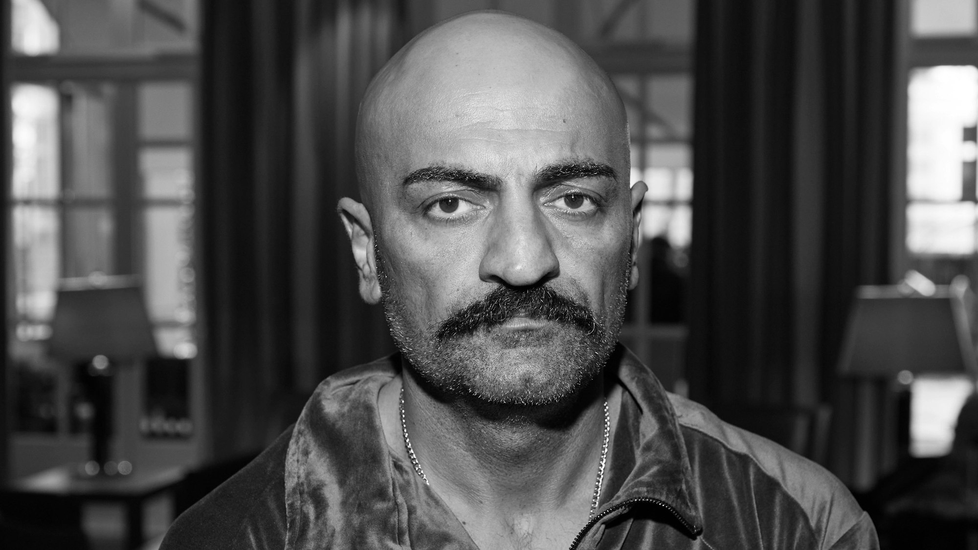 ARCHIV - 01.10.2022, Hamburg: Giwar Hajabi alias Xatar steht im Foyer eines Hotels. Hajabis Film «Rheingold» wurde im Rahmen des 30. Filmfests Hamburg im Cinemaxx vorgeführt. (zu dpa: «Wahre Deutschrap-Legende» - Rapper Xatar tot aufgefunden») Foto: Georg Wendt/dpa +++ dpa-Bildfunk +++