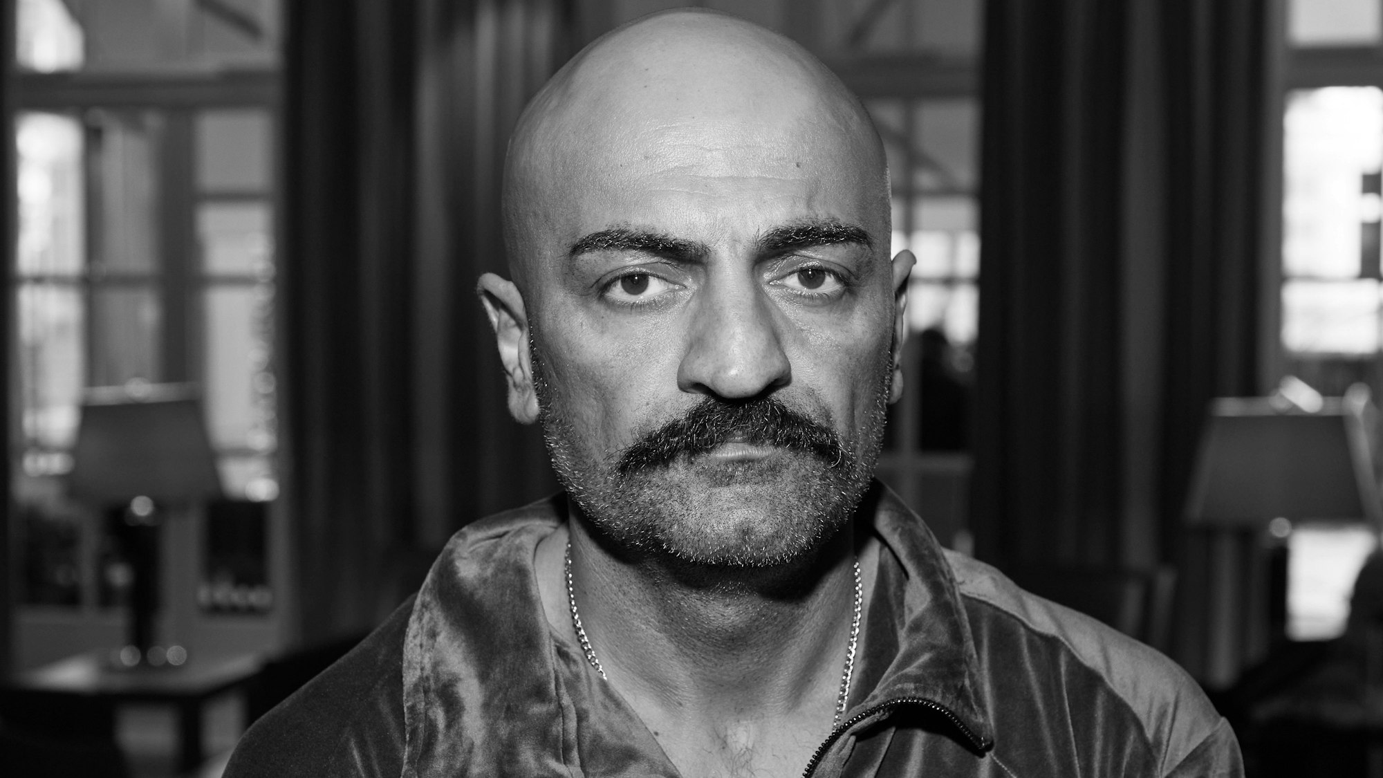 01.10.2022, Hamburg: Giwar Hajabi alias Xatar steht im Foyer eines Hotels. Hajabis Film «Rheingold» wurde im Rahmen des 30. Filmfests Hamburg im Cinemaxx vorgeführt.