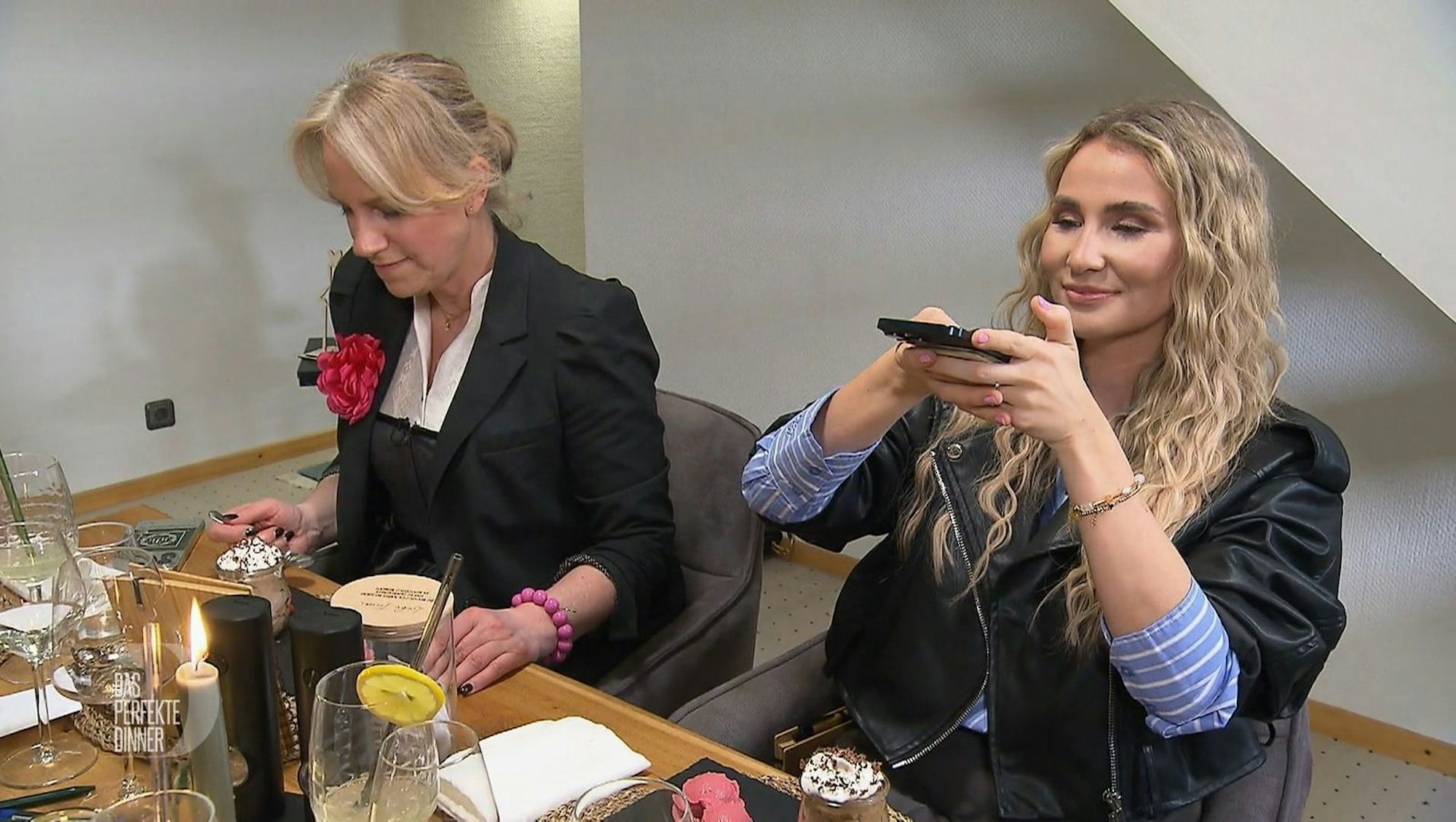 Immer erst mal fotografieren: Postings sind Tinas (links) und Anas Beruf. (Bild: RTL)