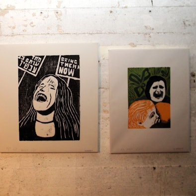 Drei Grafiken zeigen Porträts von Menschen, die ihren Schmerz herausschreien.