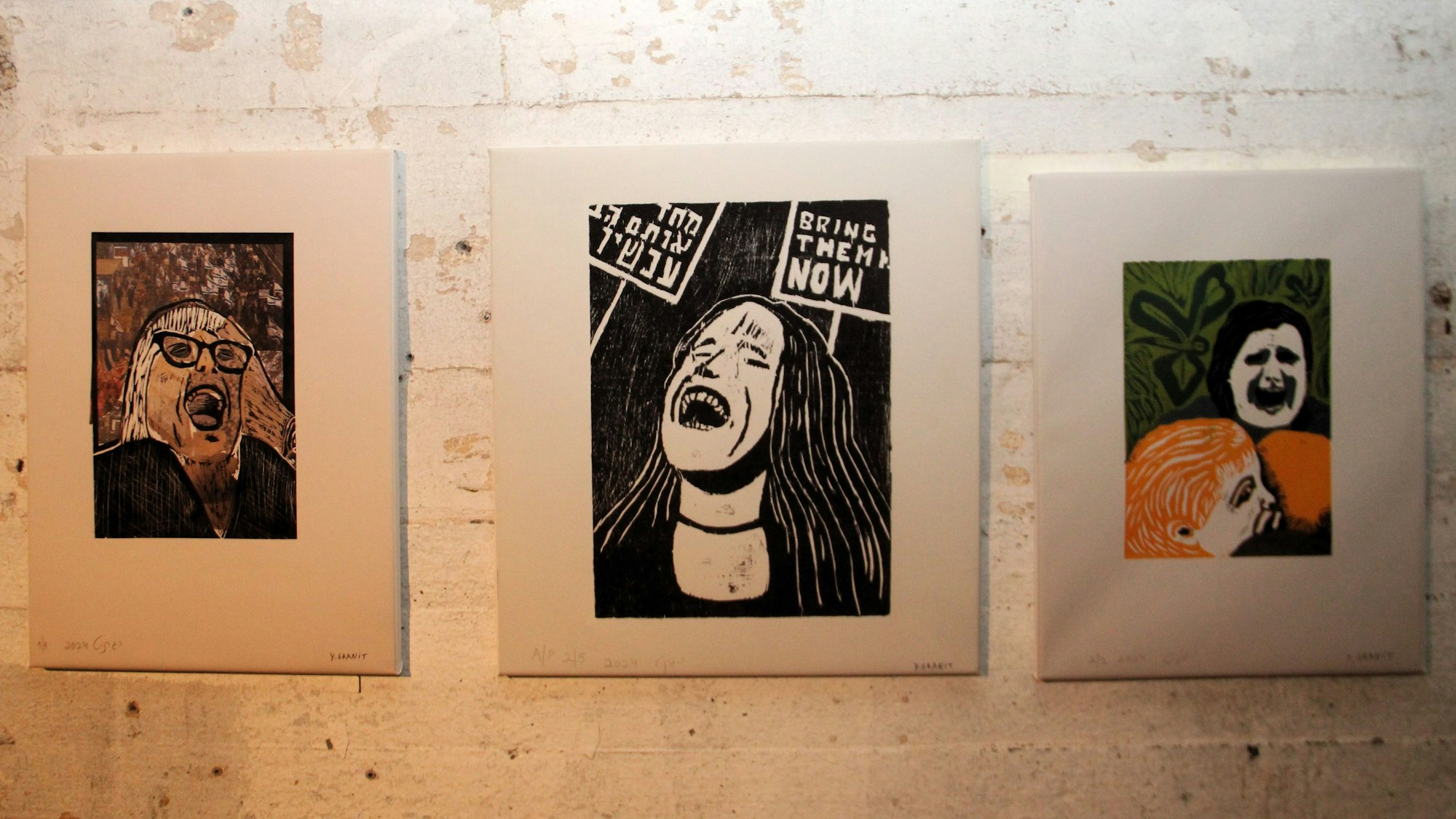 Drei Grafiken zeigen Porträts von Menschen, die ihren Schmerz herausschreien.