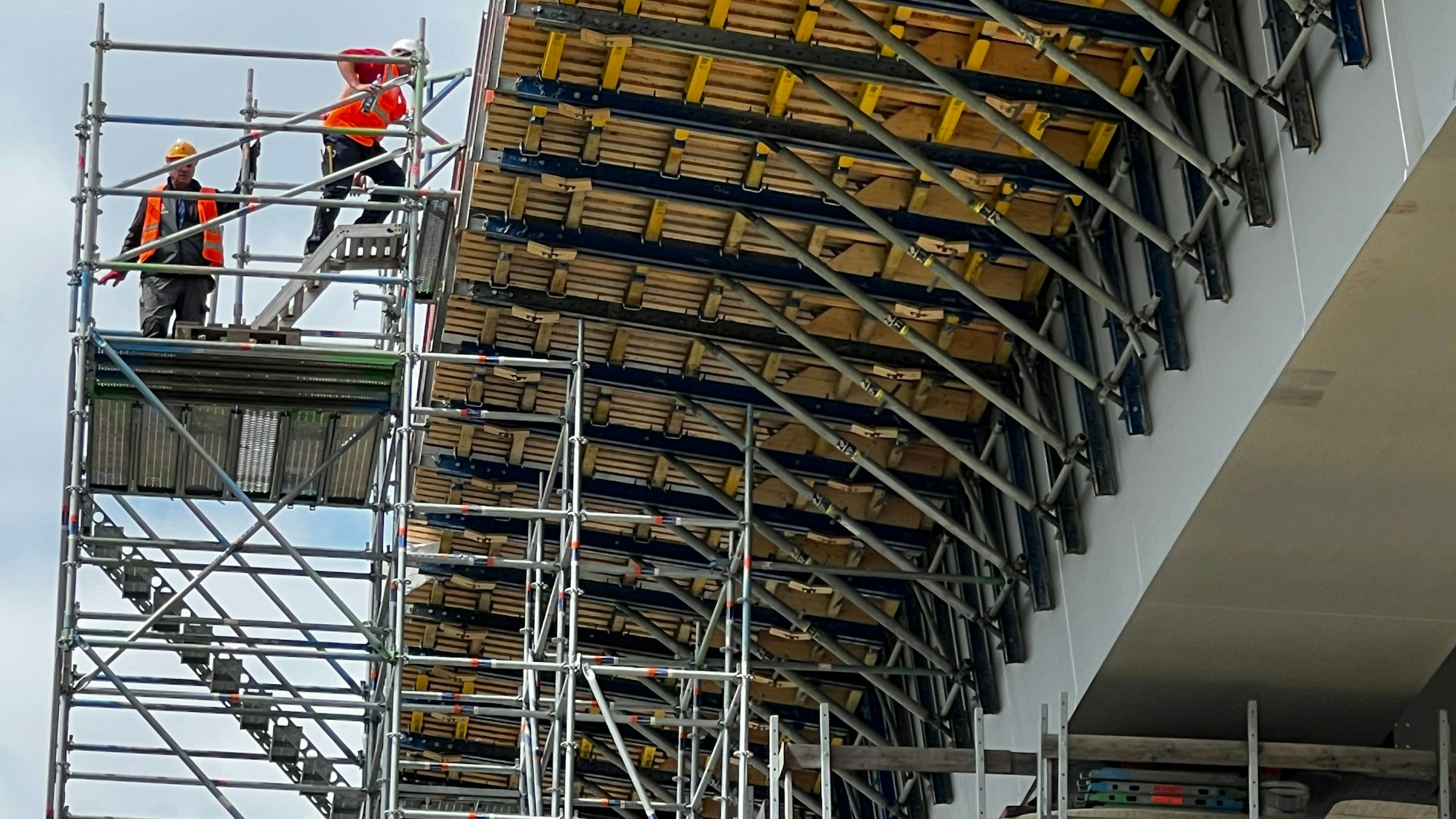 Hintergrund ist der mal wieder der Autobahnausbau rund um die beiden neuen Brückenbauwerke bei Leverkusen