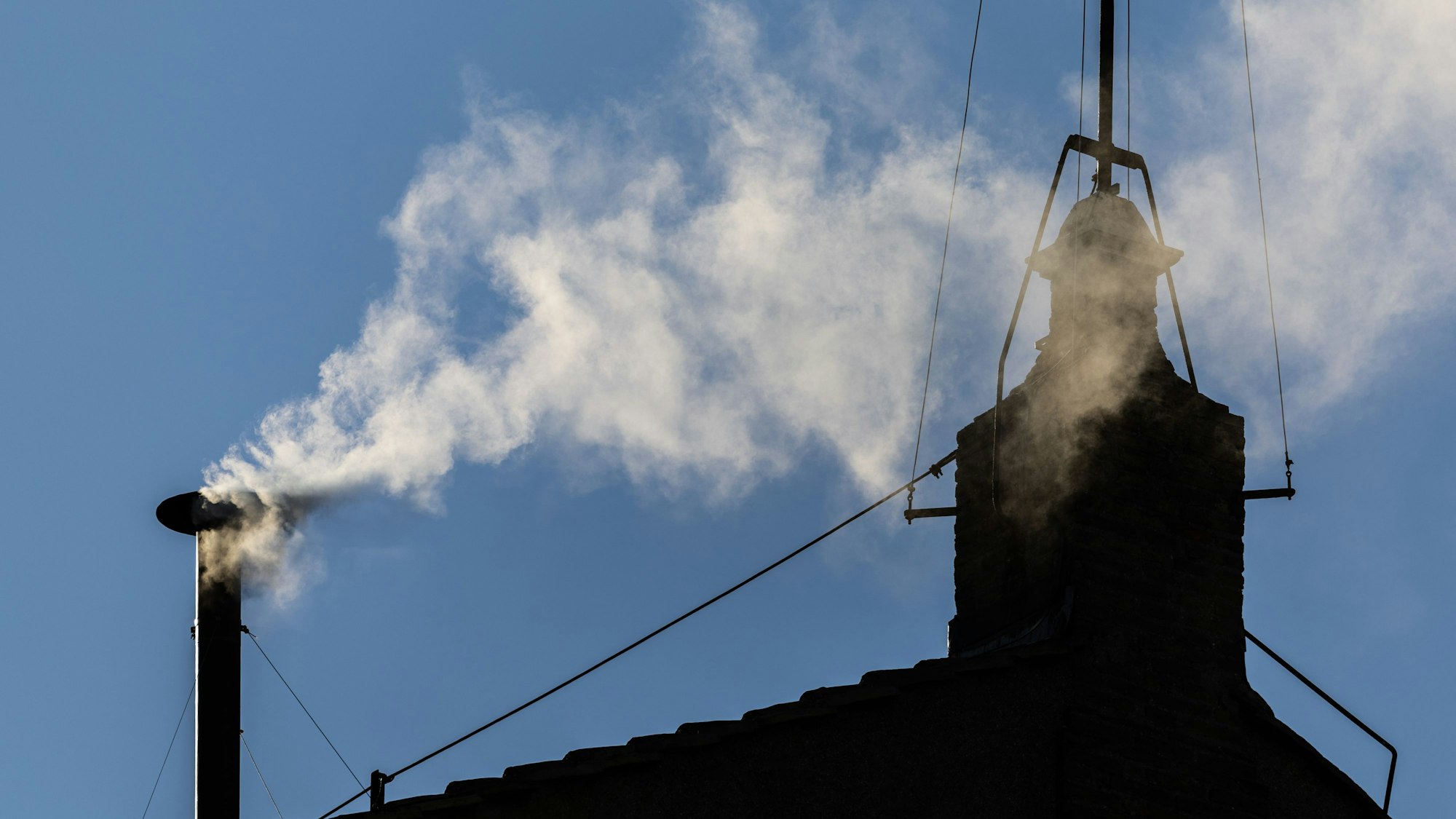 Weißer Rauch steigt am Abend des zweiten Tages des Konklaves zur Wahl eines neuen Papstes aus dem Schornstein der Sixtinischen Kapelle auf.