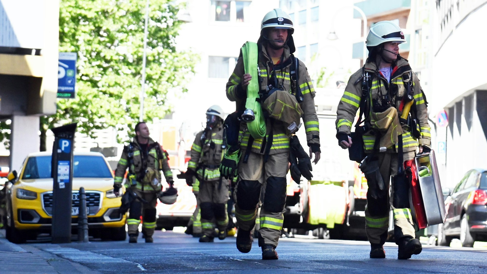 09.05.2025 Köln. Im Parkhaus auf der Lungengasse hat ein Kleinlaster gebrannt. Foto: Alexander Schwaiger
