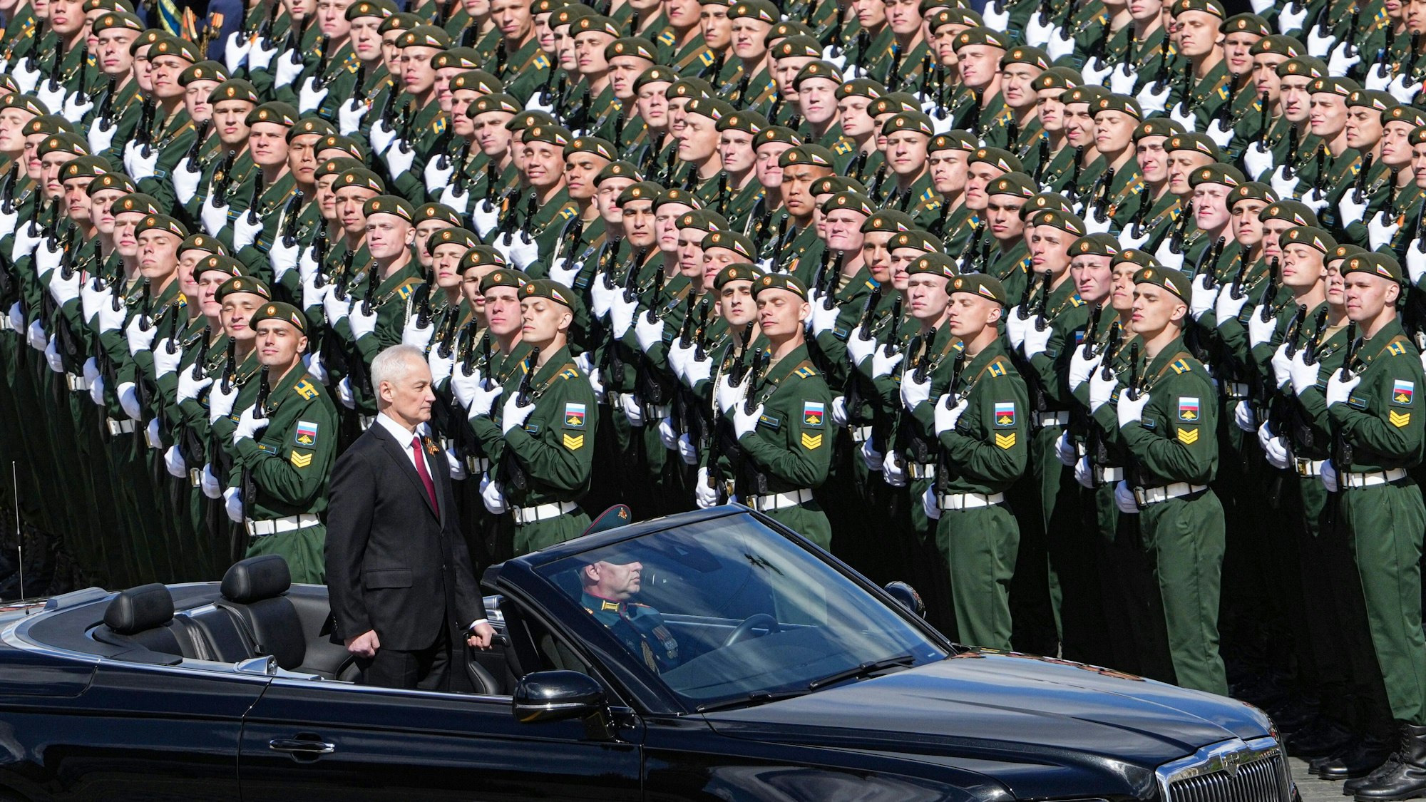 09.05.2025, Russland, Moskau: Der russische Verteidigungsminister Andrej Belousow wird während der Militärparade zum Tag des Sieges in einem Aurus-Auto über den Roten Platz gefahren. Anlass ist der 80. Jahrestag des Sieges der Sowjetunion über Nazi-Deutschland im Zweiten Weltkrieg. Foto: Alexander Wilf/Photo host agency RIA Novosti/AP/dpa +++ dpa-Bildfunk +++