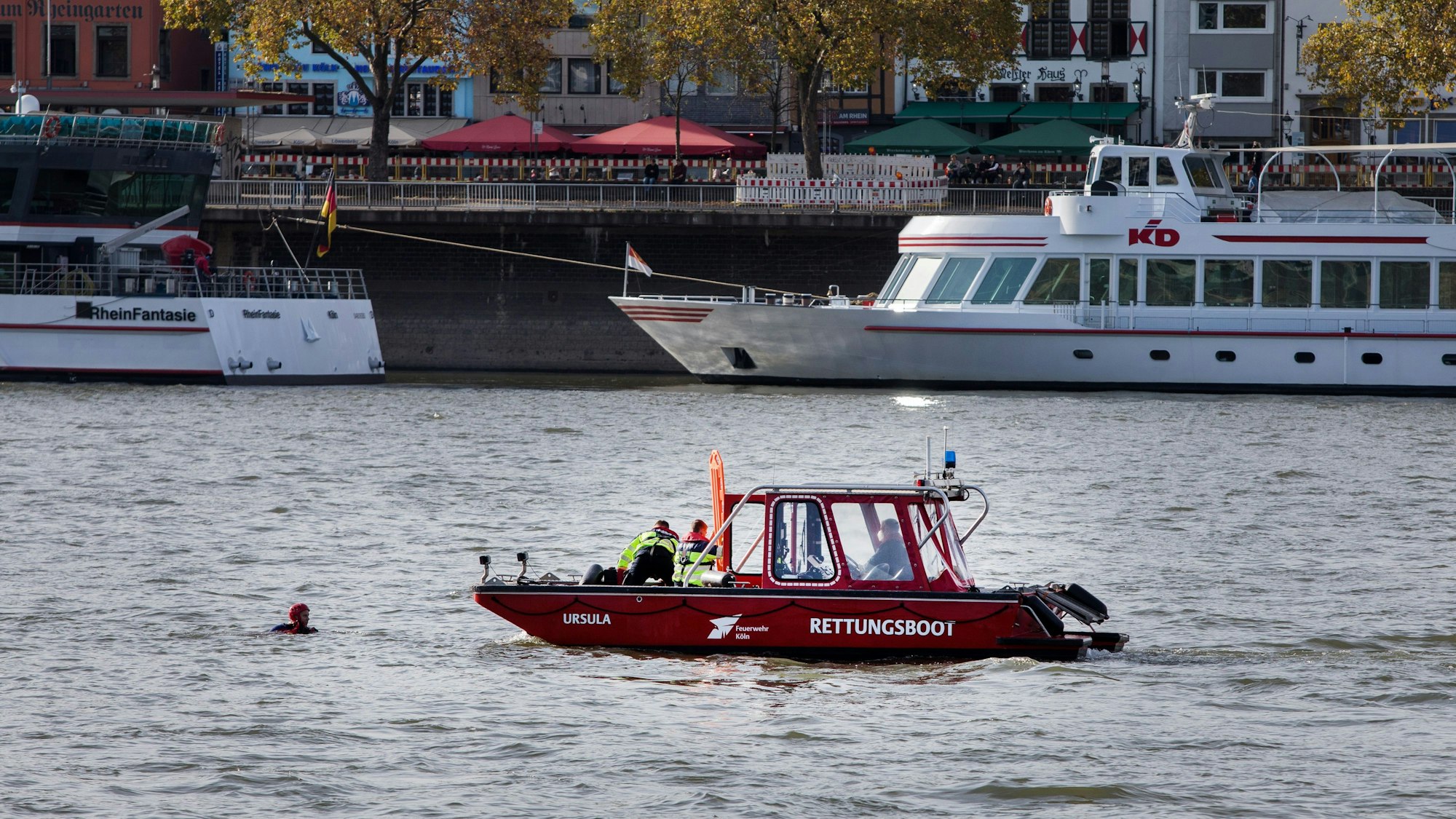 Ein Rettungsboot der Feuerwehr Köln auf dem Rhein.