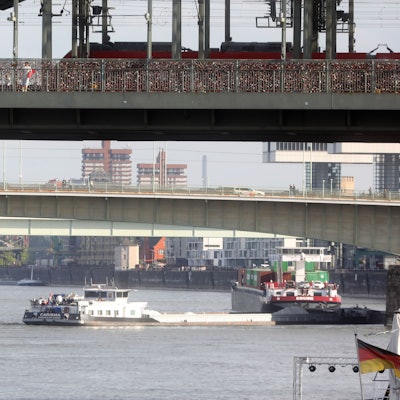 Ein Schubverband hat sich am Donnerstag unter der Deutzer Brücke festgefahren. Beim Versuch, sich zu befreien, wurden mehrere andere Schiffe gerammt.
